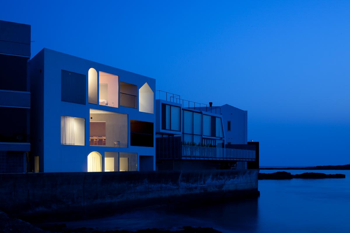 吉村靖孝作品:Nowhere but Sajima(神奈川縣,2008年)這是一座可整棟包租的度假別墅,兼具面向大海的美麗景觀與隱私性,是放鬆身心的理想場所