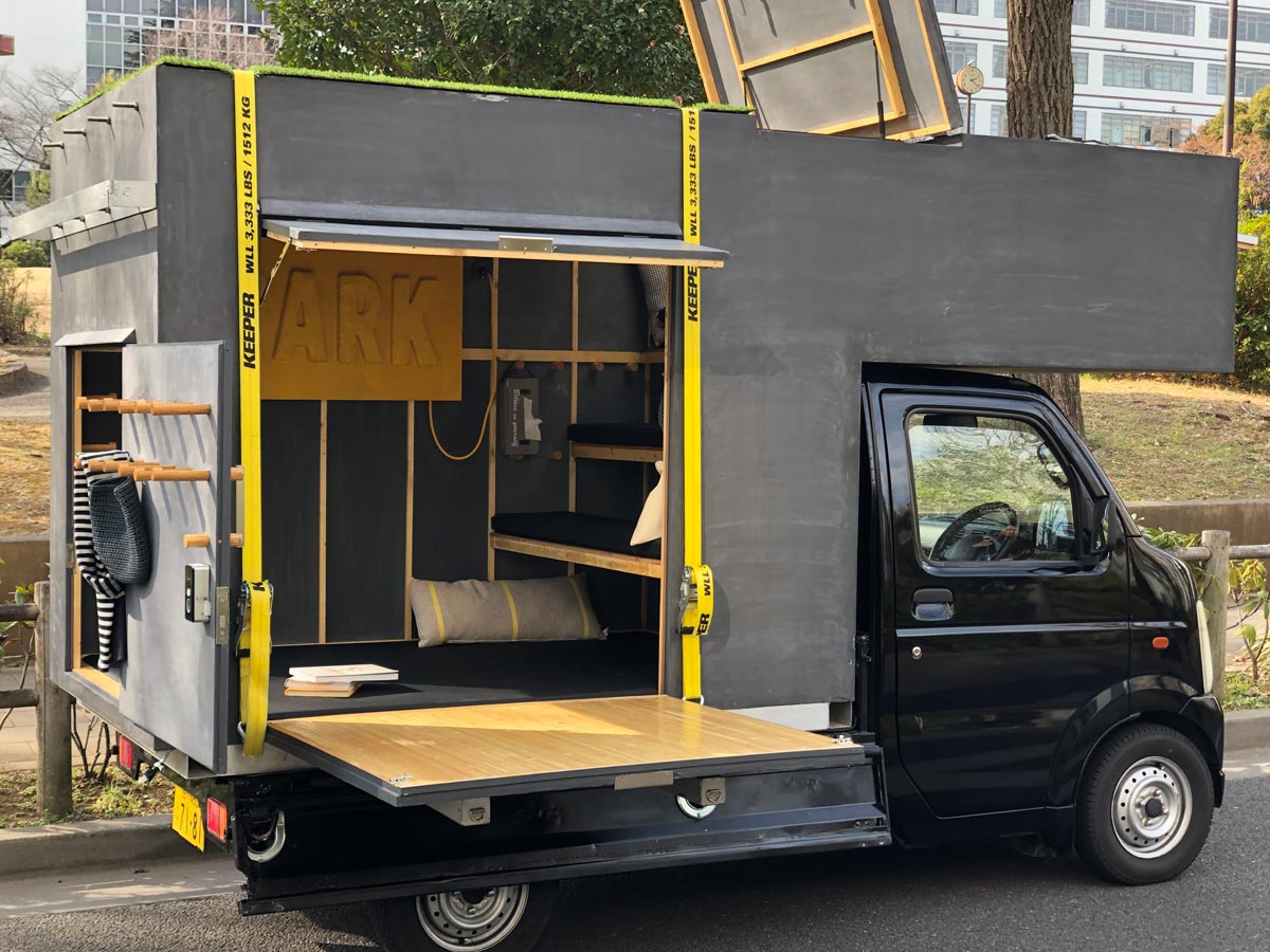 ホームトゥーゴー#001
(2019年)
軽トラの荷台に部屋を積んで移動し、各地で暮らせるモバイルハウス。シェアハウスなどとの一体利用を想定した設計。