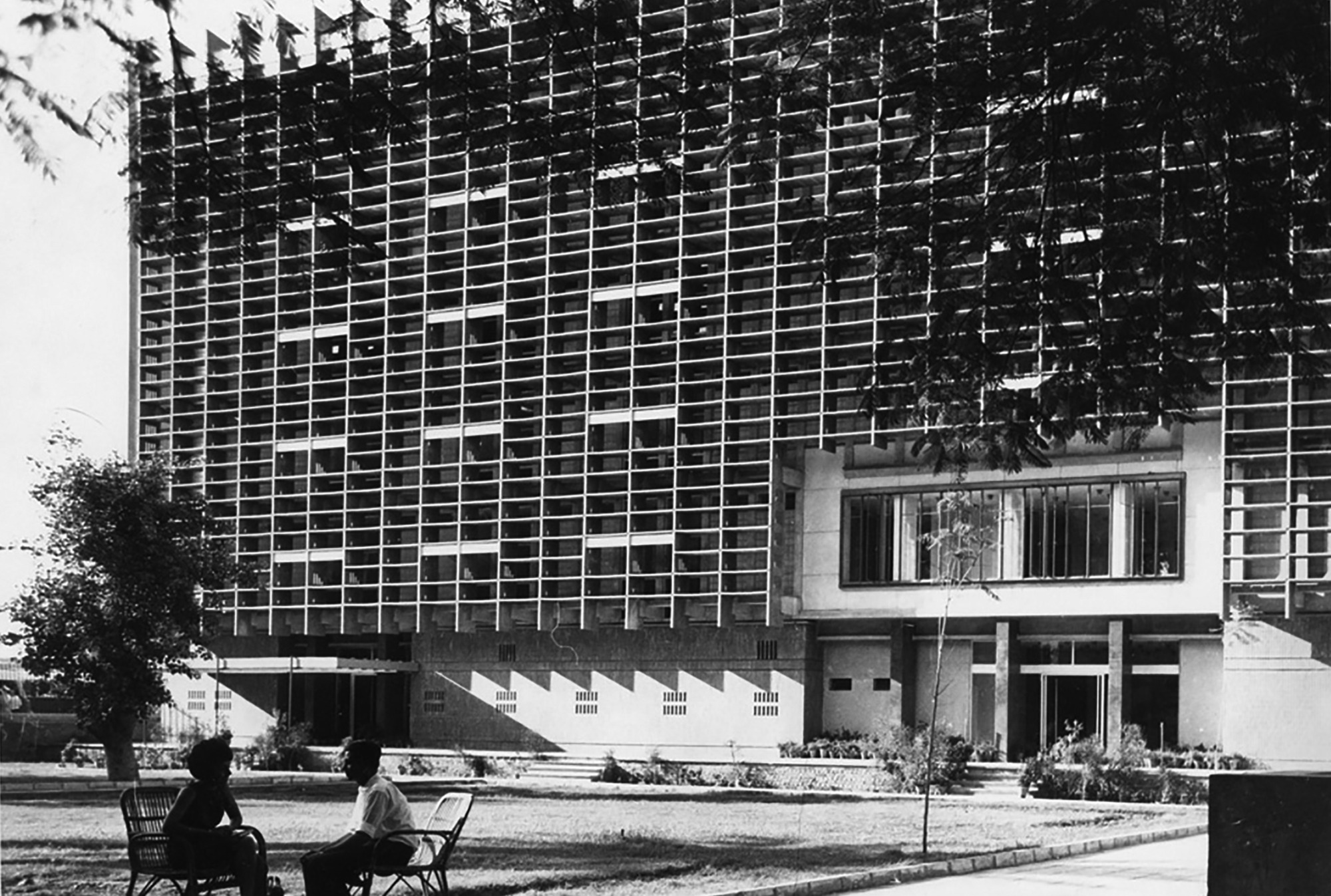 美國大學科學大樓(AUC Science Building)
由埃及建築師梅德哈特·哈桑·沙欣(Medhat Hassan Shaheen)於 1966 年設計,這座建築位於埃及開羅的美國大學校園內(American University in Cairo, AUC),是現代主義建築在高等教育設施中的一個重要範例