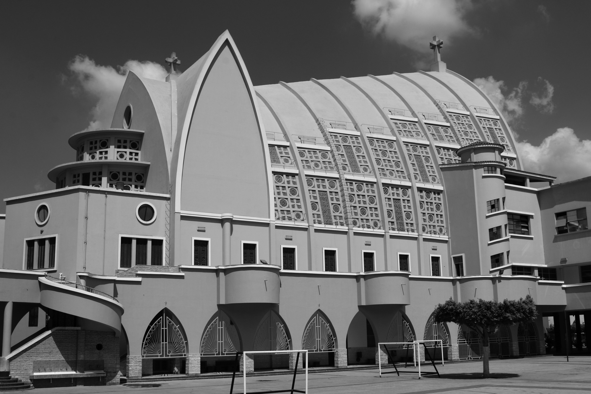 德拉薩學院教堂(Church of Collège De La Salle School,1955 年),由薩迪克·謝哈布·埃爾丁(Seddiq Shehab El-Din)、安托萬·塞利姆·納哈斯(Antoine Selim Nahas)和D. 科米德斯(D. Komides)共同設計,是一座位於埃及的宗教建築,展示了 20 世紀中期現代主義與傳統宗教建築風格的結合。該教堂是德拉薩學院的一部分,為學生和教職員提供宗教儀式和靜修的空間