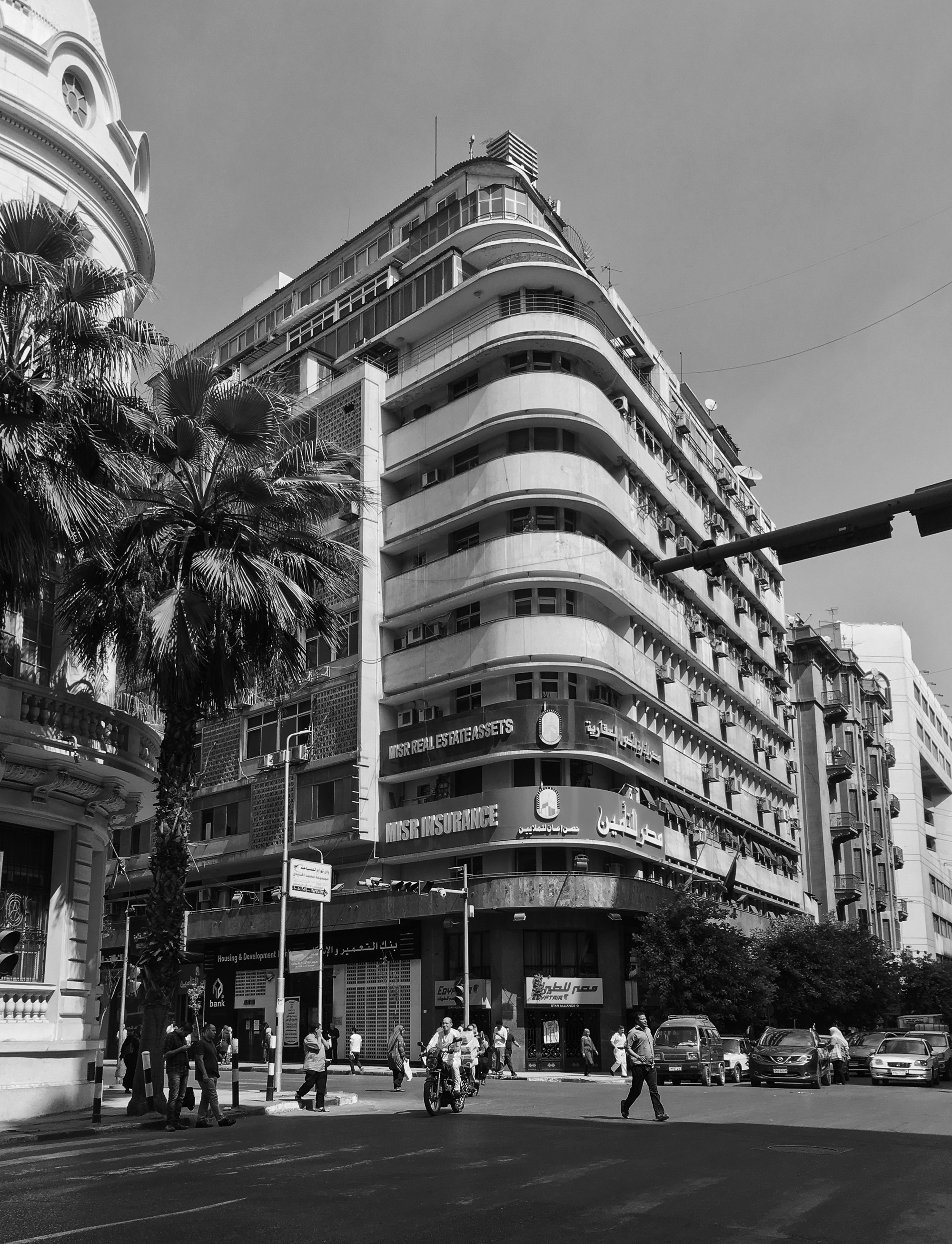 Misr Insurance Buildings 是埃及開羅的兩棟著名建築,分別由建築師馬哈茂德·里亞德(Mahmoud Riad)和薩伊德·卡里姆(Sayed Karim)於 1950 年和 1952 年設計完成。這些建築代表了 20 世紀中期埃及現代主義建築的重要階段,結合了國際建築風格和地方文化特徵,展示了當時埃及建築界的創新精神
