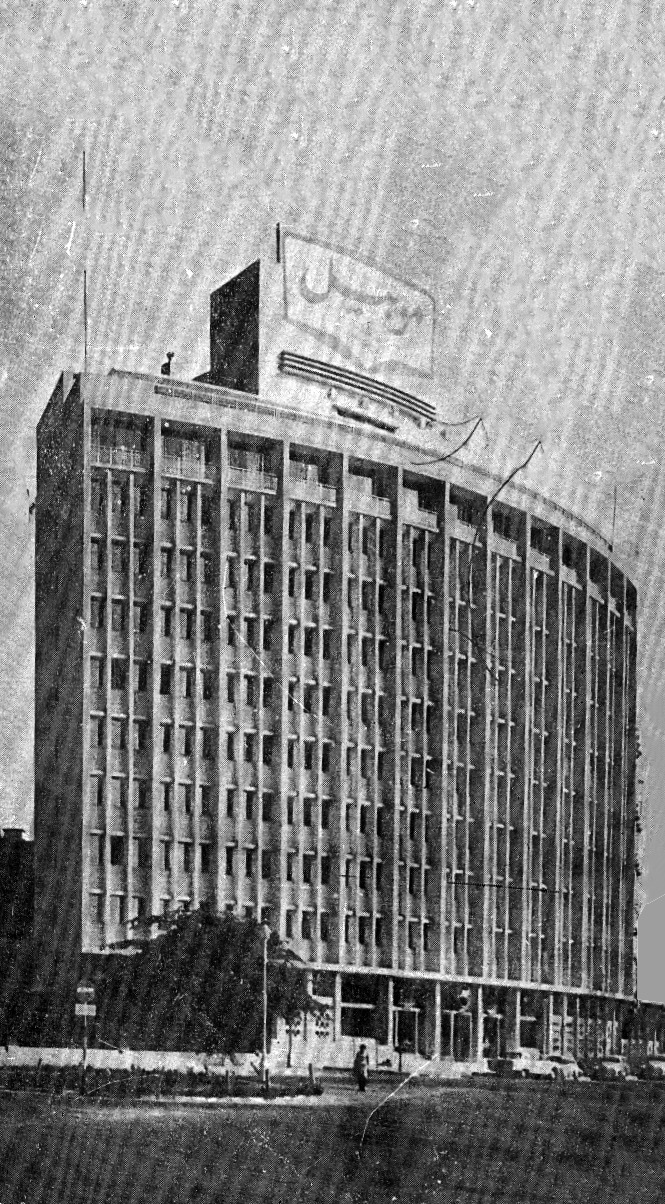 美孚大樓(Mobil Building)
由埃及建築師阿布·巴克爾·海拉特(Abu Bakr Khairat)於 1959 年設計的美孚大樓,是一座具有代表性的現代主義商業建築,位於埃及開羅。這棟建築結合了國際現代主義風格與地方氣候條件,是 20 世紀中期企業建築與城市發展的經典範例之一
