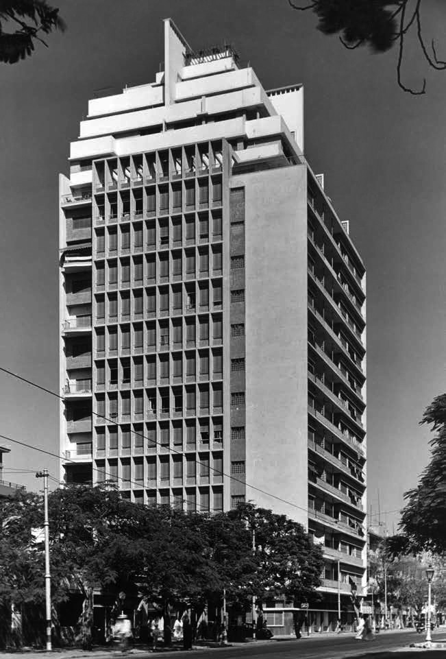 扎馬雷克大樓（Zamalek Tower）是埃及著名建築師薩伊德·卡里姆（Sayed Karim）於1958年設計的一座高層建築，位於開羅的扎馬雷克（Zamalek）區。該建築是現代主義建築在埃及城市密集環境中的代表作之一