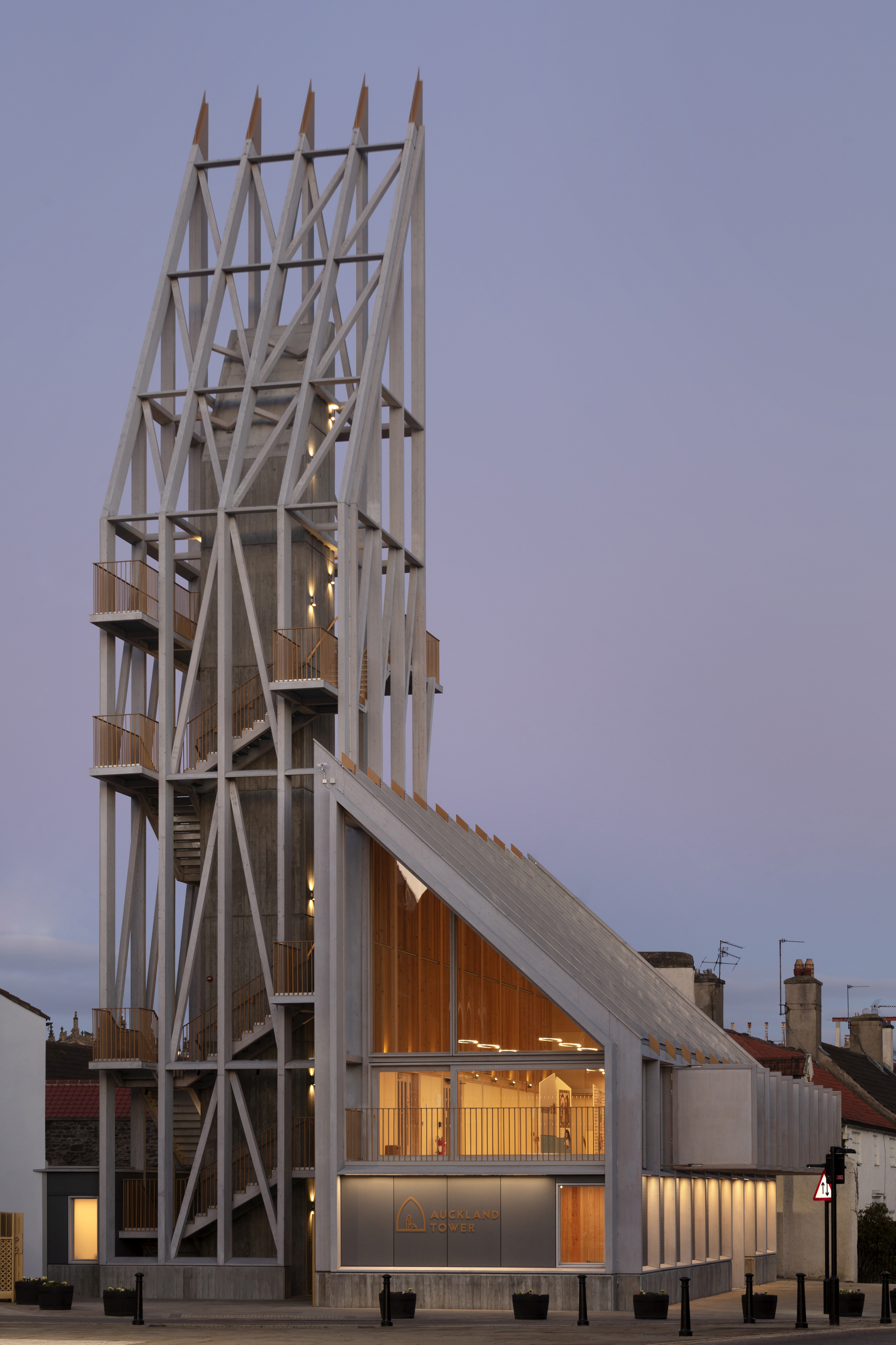 由英國建築師Niall McLaughlin設計的奧克蘭塔(Auckland Tower),巍然矗立於主教奧克蘭(Bishop Auckland),是「奧克蘭計劃」(The Auckland Project)的重要門戶