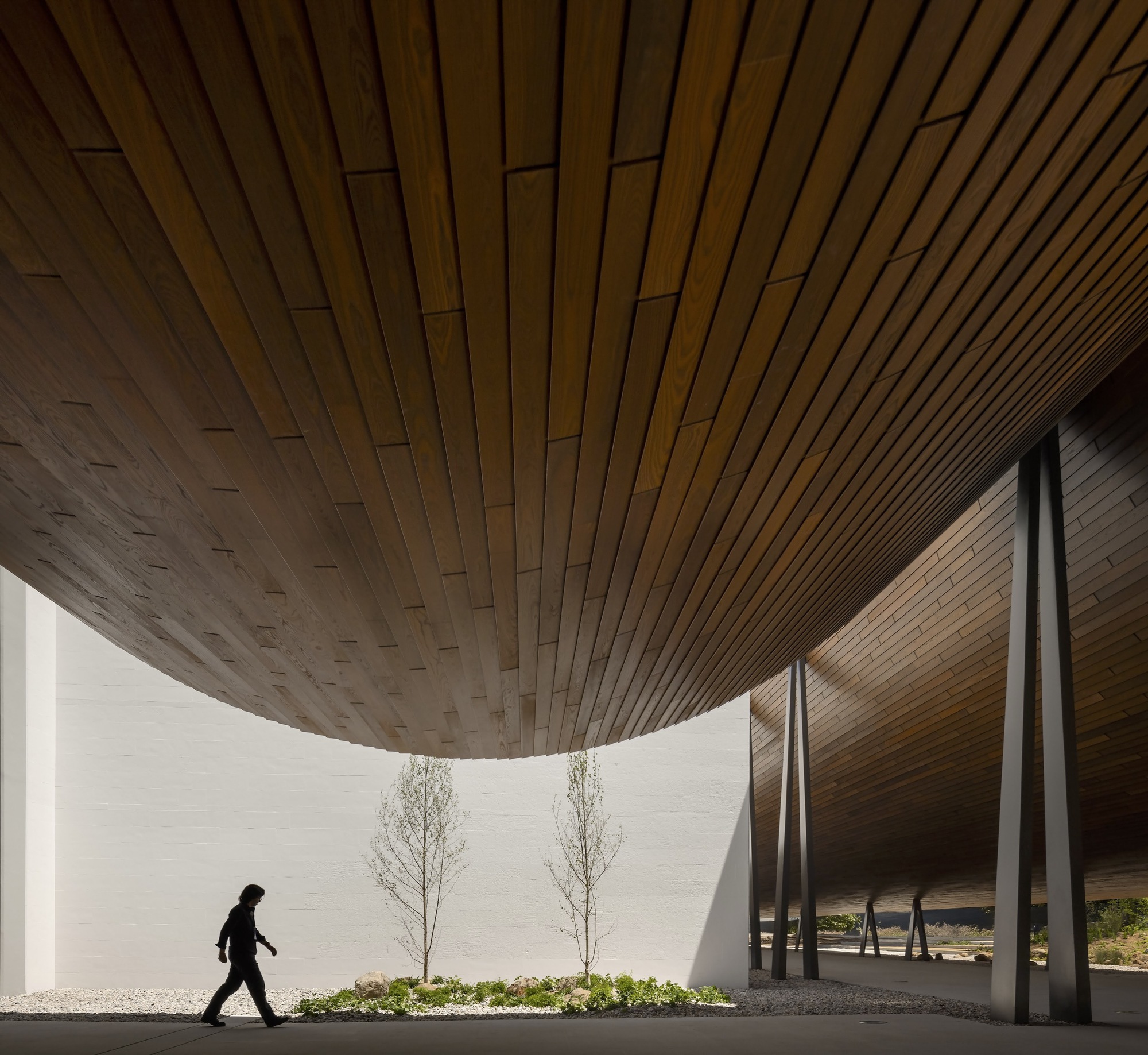 CAM的翻新擴建旨在加強建築和花園間的空間聯繫,為了消除這兩者之間的空間界線,隈研吾以日本傳統建築構造「廊台」(縁側)為概念,整合內部與外部空間,讓建築與自然相互作用、完美融合,這個介於兩者間的象徵元素蘊含著對時空本質思考的日本美學「間」(Ma)