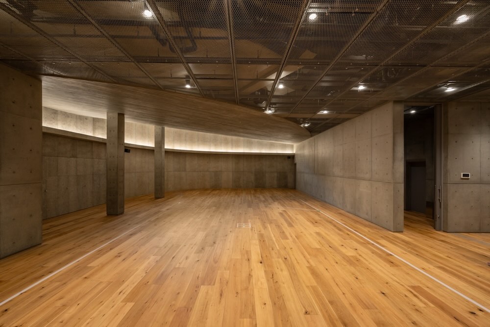 永山祐子建築設計〈AOI CELESTIE COFFEE ROASTERY〉B1F地下のイベントスペースは、展示会・カンファレンス・ワークショップも開催可能