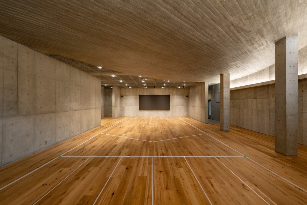 在地下一樓的活動空間，結合清水混凝土牆面與木地板，可以體驗帕拉林匹克正式項目—球類運動「保齡球」（Boccia）