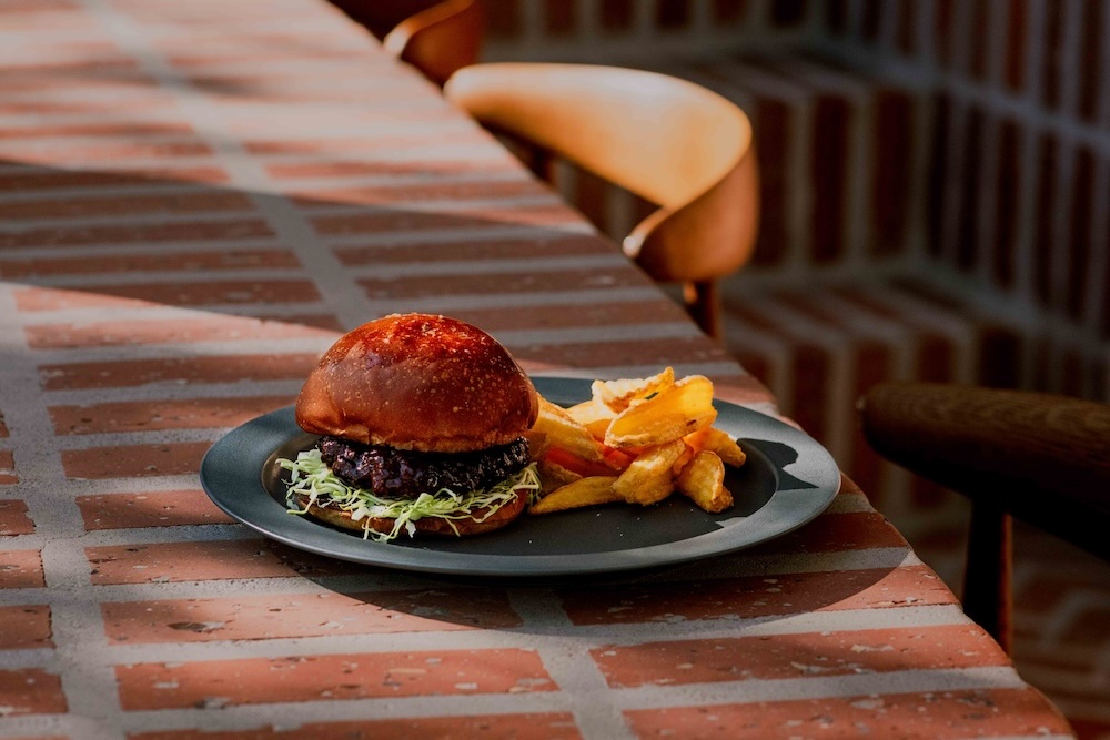 〈AOI CELESTIE COFFEE ROASTERY〉メニュー イメージメニューの1例（八丁味噌バーガー）