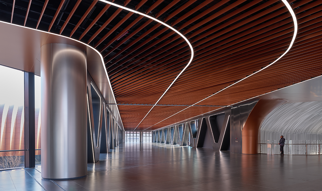 Zaha Hadid Architects 北京首都國際會展中心 Capital International Exhibition and Convention Centre 廊橋內部（攝影：Virgile Simon Bertrand）