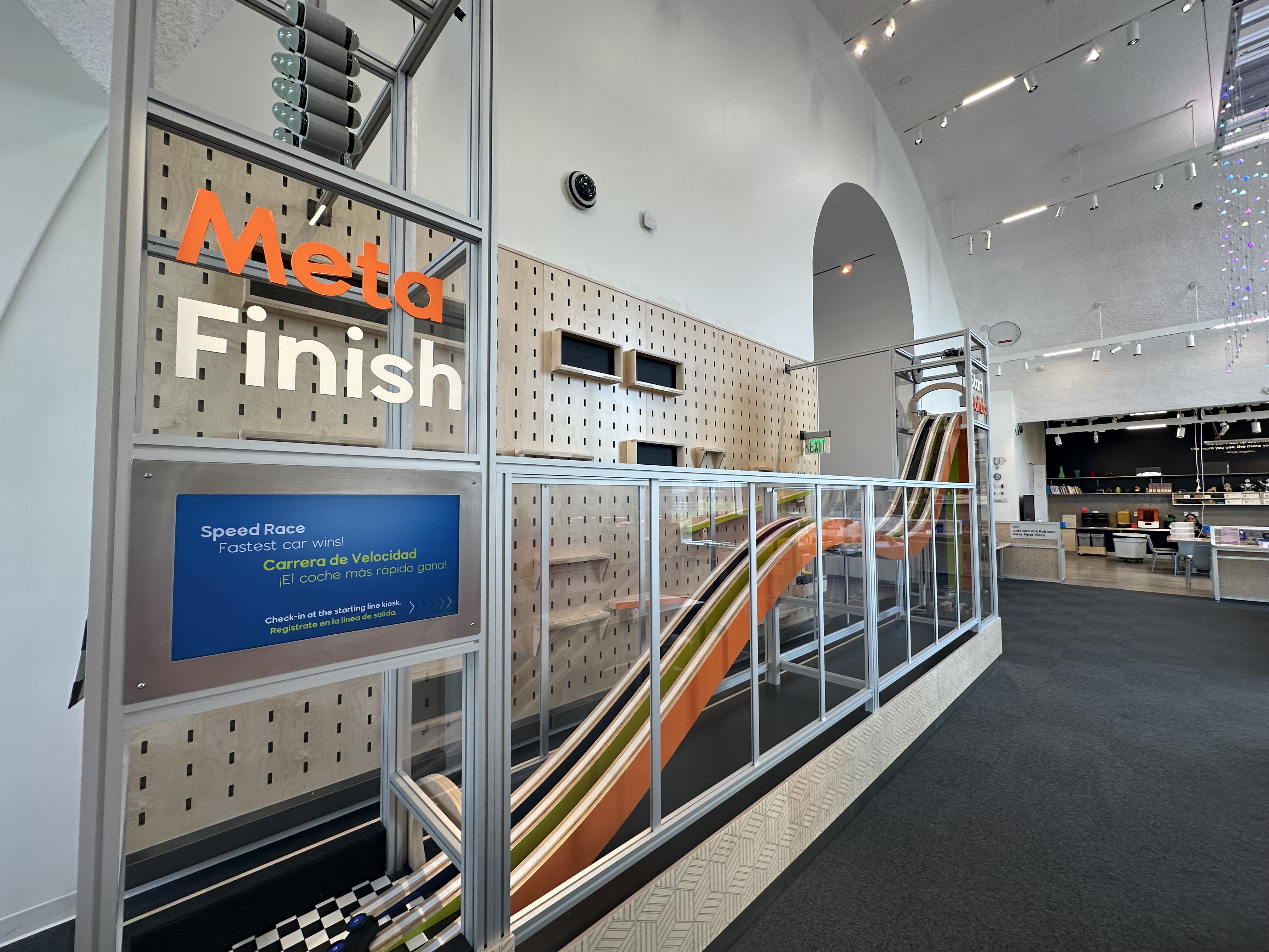 La Nube STEAM Discovery Center El Paso 兒童中心裡面的超長溜滑梯