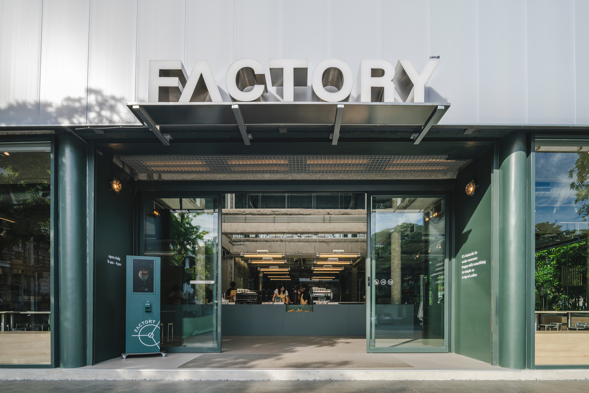 TasteSpace 室內設計 泰國曼谷冠軍咖啡店「Factory Coffee」為了強化品牌識別，設計團隊在空間中大量運用綠色元素，並選用耐用的緻密層壓板作為主要材料，營造出堅固且富有現代感的視覺語言