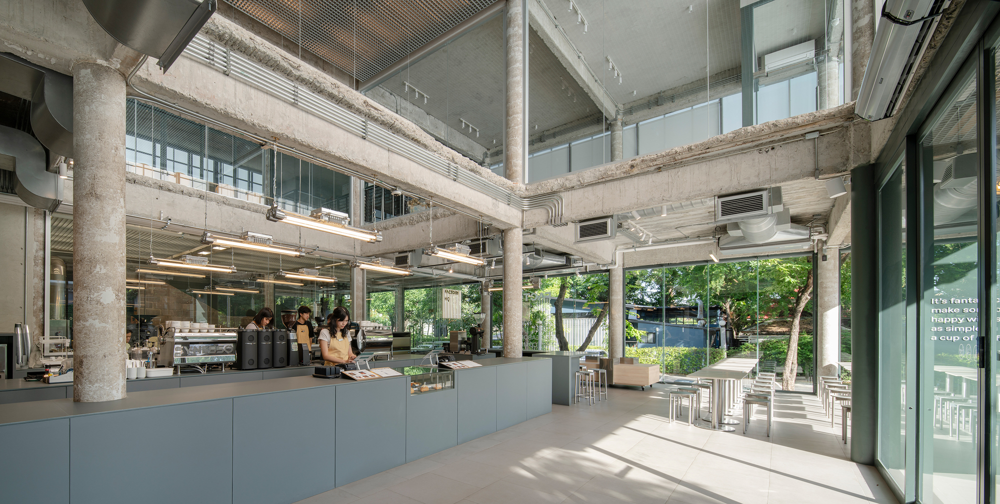 「Factory Coffee」總部位在曼谷,由TasteSpace Co., Ltd.操刀室內設計,佔地約700平方公尺。此處原先是一個偏向封閉的建築結構,後來藉由設計團隊以工業廠房作為靈感進行全面翻新,使用大量原始材料與現代化的幾何線條展現獨特空間風貌