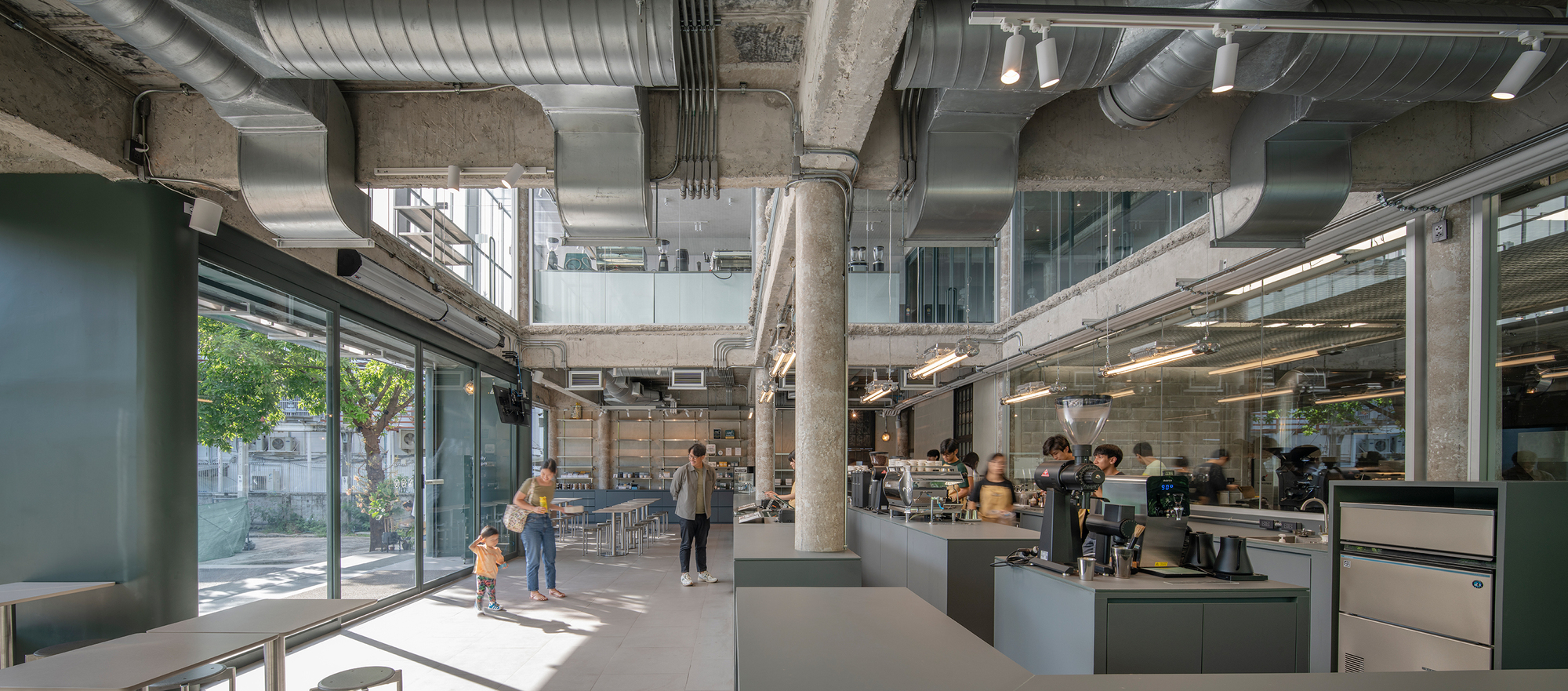 「Factory Coffee」總店所在原本是一個封閉的建築空間，為了增強空間的流動性與採光效果，設計團隊將舊建築改造，拆除了三面牆，使空間更為開放