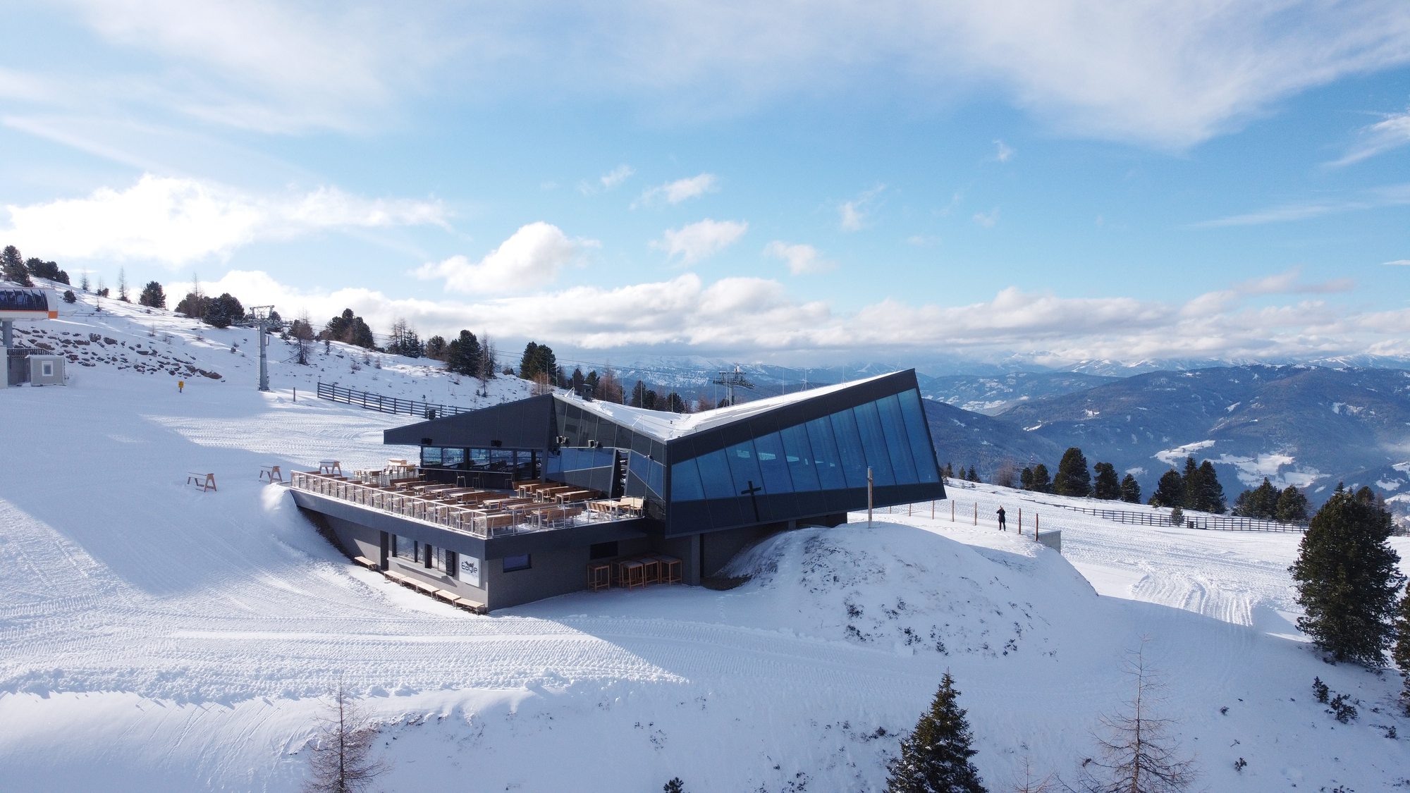業主要求，建築外形需具備水晶或岩石般的質感。Viereck Architects 最終選擇了一種根據基地方位和視野而定的形狀