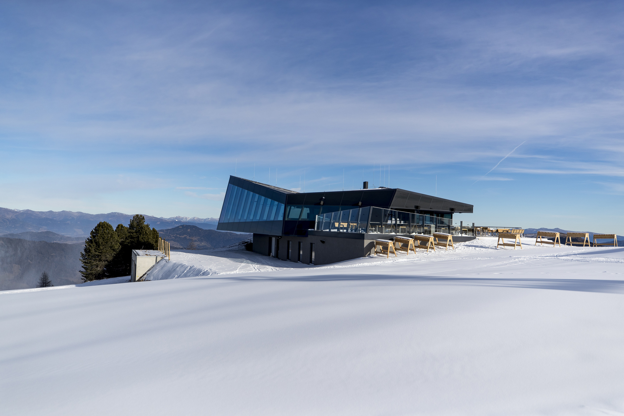 在海拔 2000 米的奧地利阿爾卑斯山上，座落著由 Viereck Architects 設計的 Eagle Mountain Top Restaurant 餐廳 