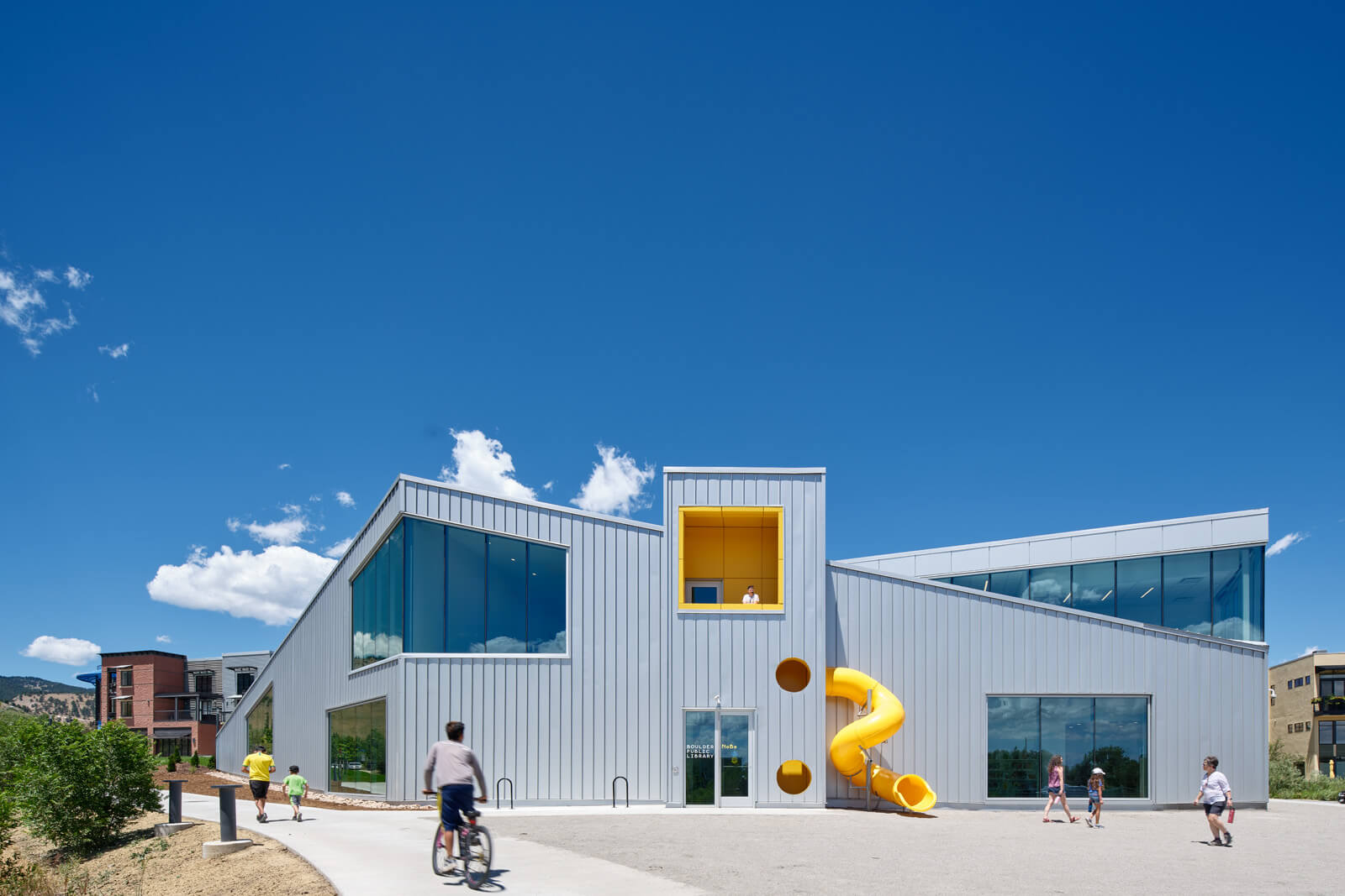 北博爾德圖書館(North Boulder Library)外觀上的黃色滑梯,由 WORKac 設計