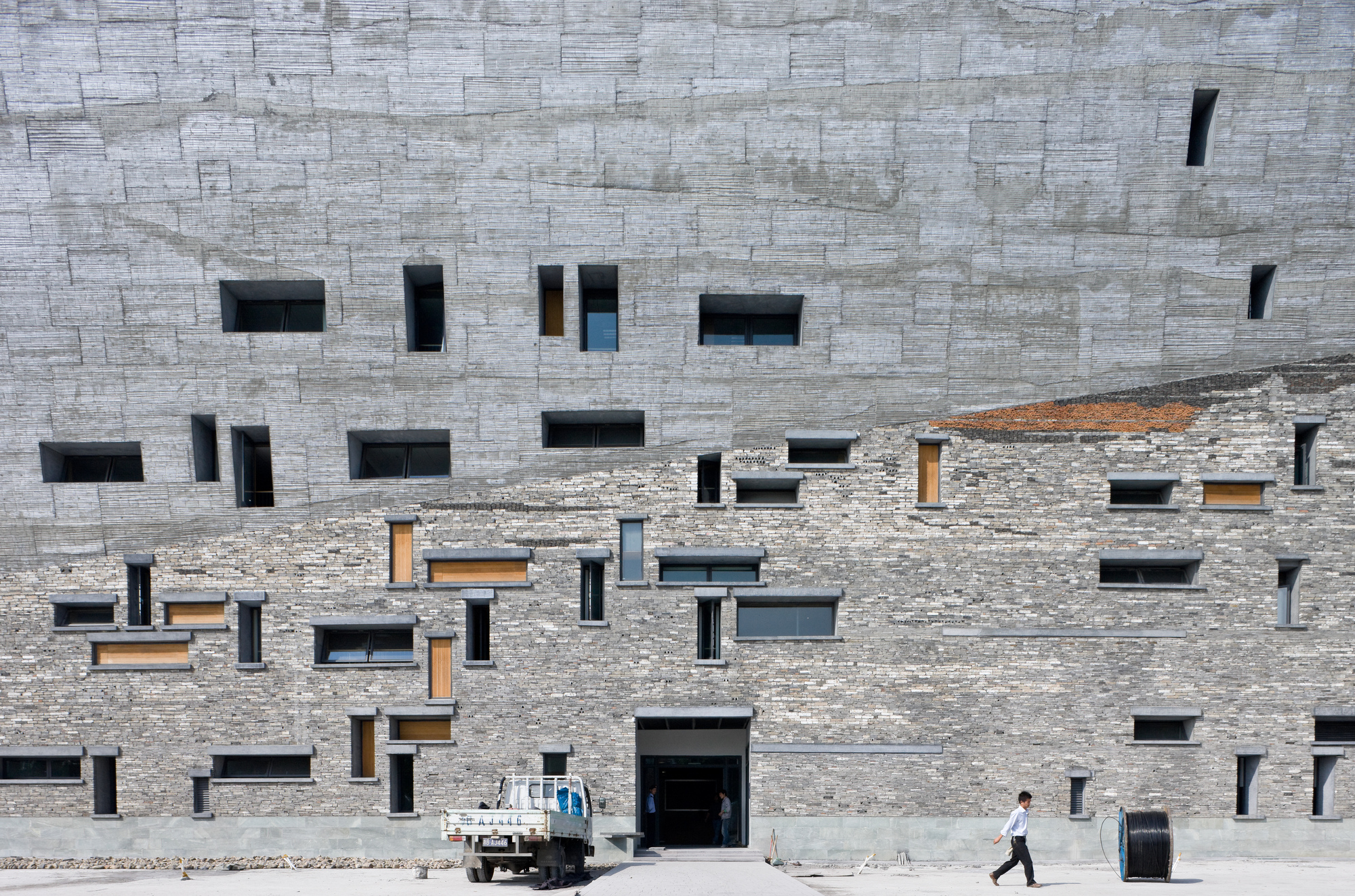 業餘建築工作室(Amateur Architecture Studio),寧波歷史博物館(Ningbo History Museum),寧波,2008年。(圖片 © Iwan Baan)