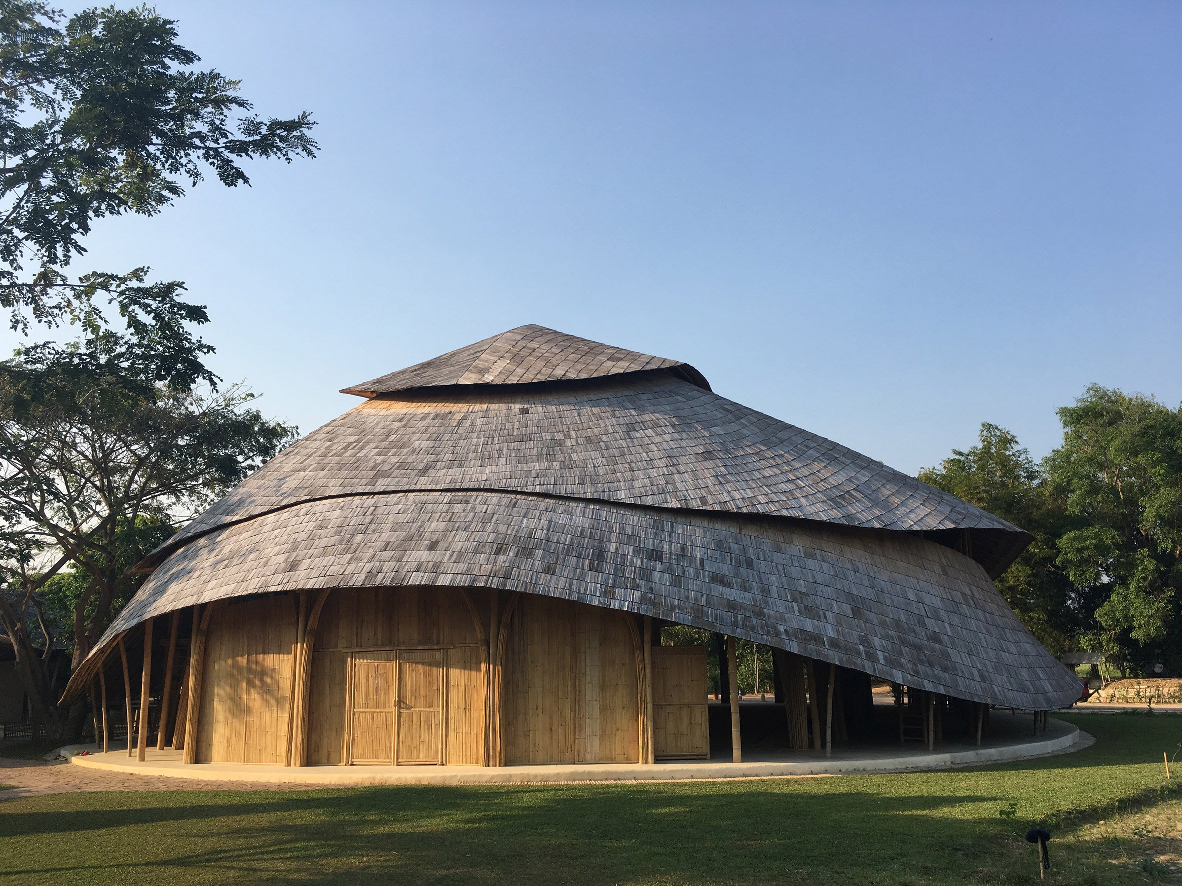 Panyaden Hall 運動館位於泰國清邁，由 Chiangmai Life Architects 設計，融合傳統泰國竹工藝與現代結構技術