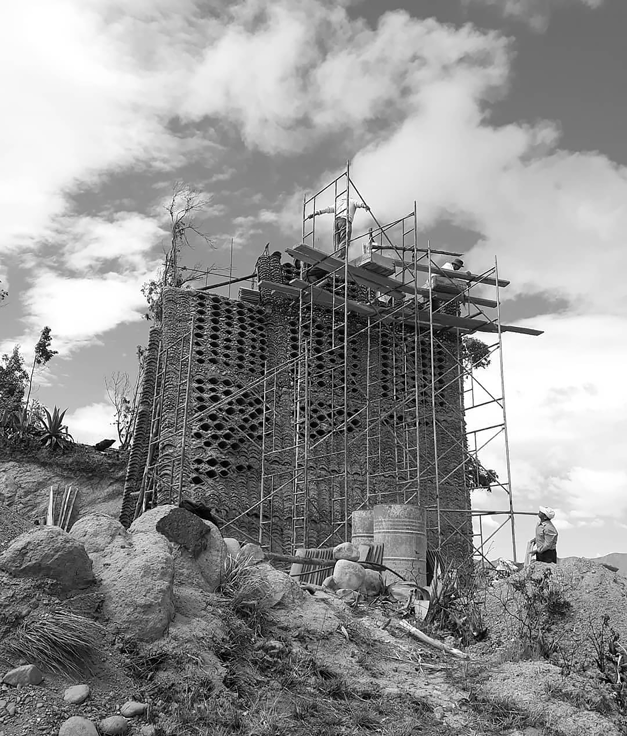 厄瓜多 Ecuador Loja 瓷磚教堂 Tile Chapel Jimenez Arquitectos 以社區共同參與的模式，作為自力營造的主要動能，是此宗教設施最珍貴的資源