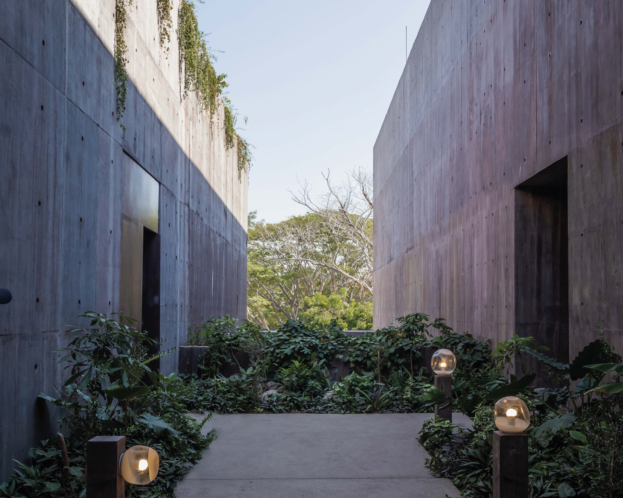 墨西哥Cortés海研究中心 Centro de Investigaciones Oceánicas del Mar de Cortés/Tatiana Bilbao 為了激發空間的潛能,建築師提出了一個直角、合理、多功能且靈活的結構方案,這種設計不僅根植於其所在地,更強化了與環境的融合。該建築的功能性牆面和設施不規則地延伸至周圍環境,與周邊景觀整合
