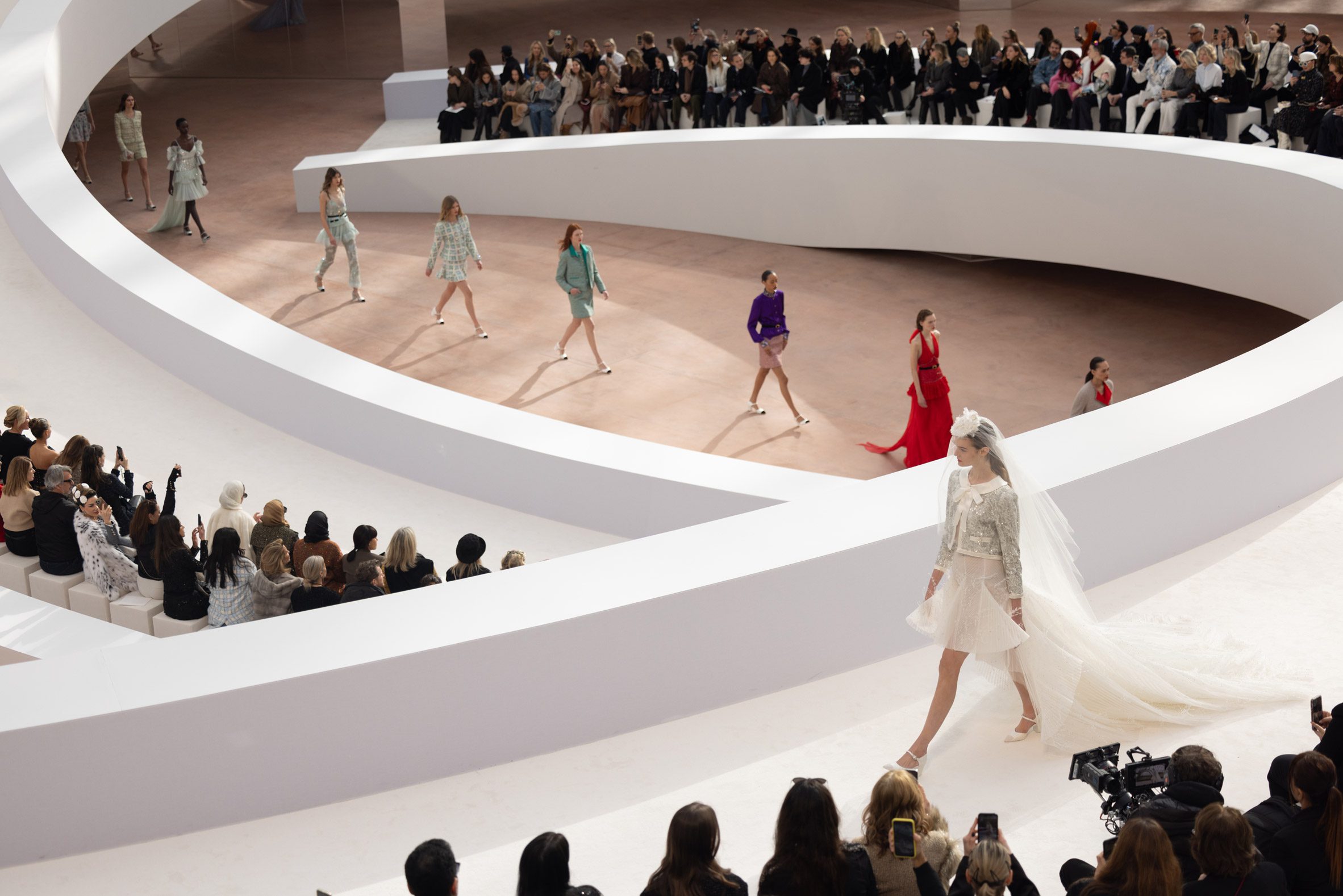 Willo Perron 香奈兒走秀舞台 伸展台 Chanel runway Grand Palais 巴黎香奈兒 2025 春夏高級訂製服大秀 — CHANEL Shows