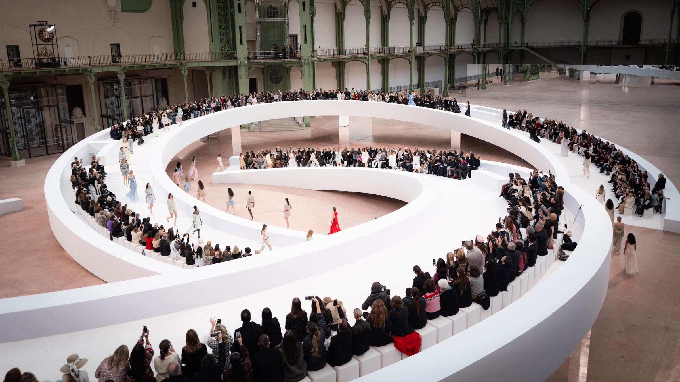 Willo Perron 香奈兒走秀舞台 伸展台 Chanel runway Grand Palais 巴黎香奈兒 2025 春夏高級訂製服大秀 — CHANEL Shows