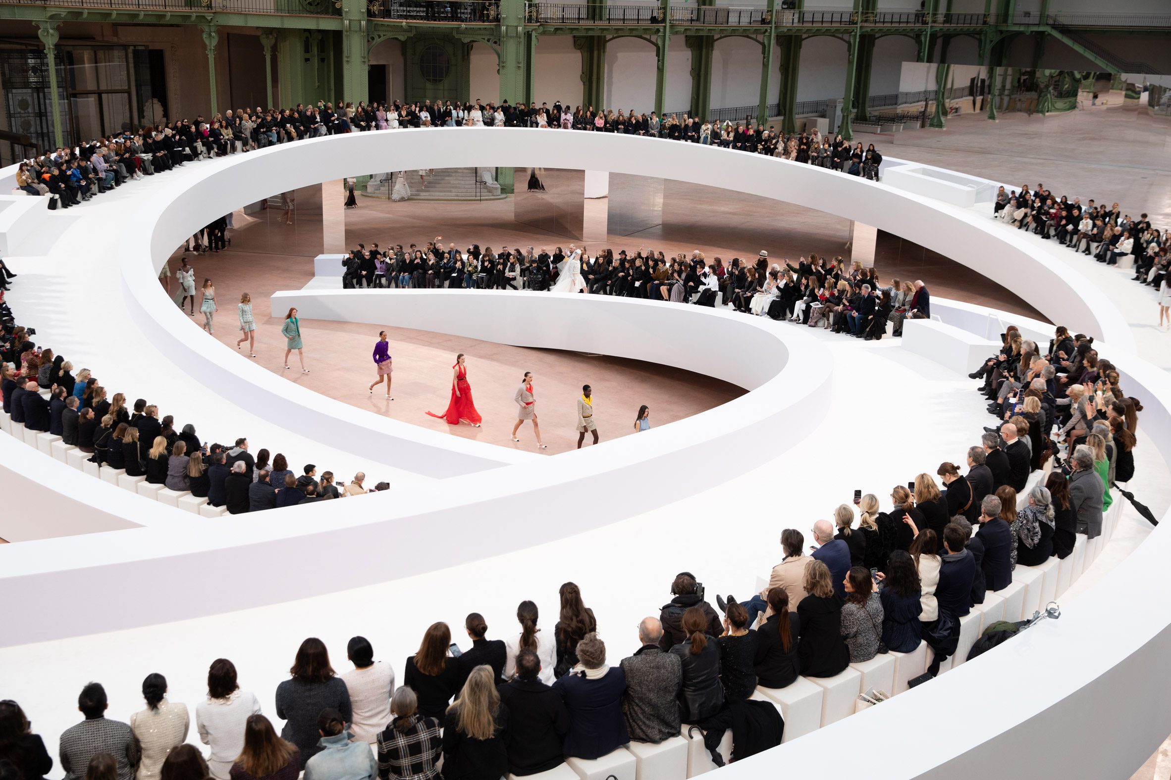 Willo Perron 香奈兒走秀舞台 伸展台 Chanel runway Grand Palais 巴黎香奈兒 2025 春夏高級訂製服大秀 — CHANEL Shows
