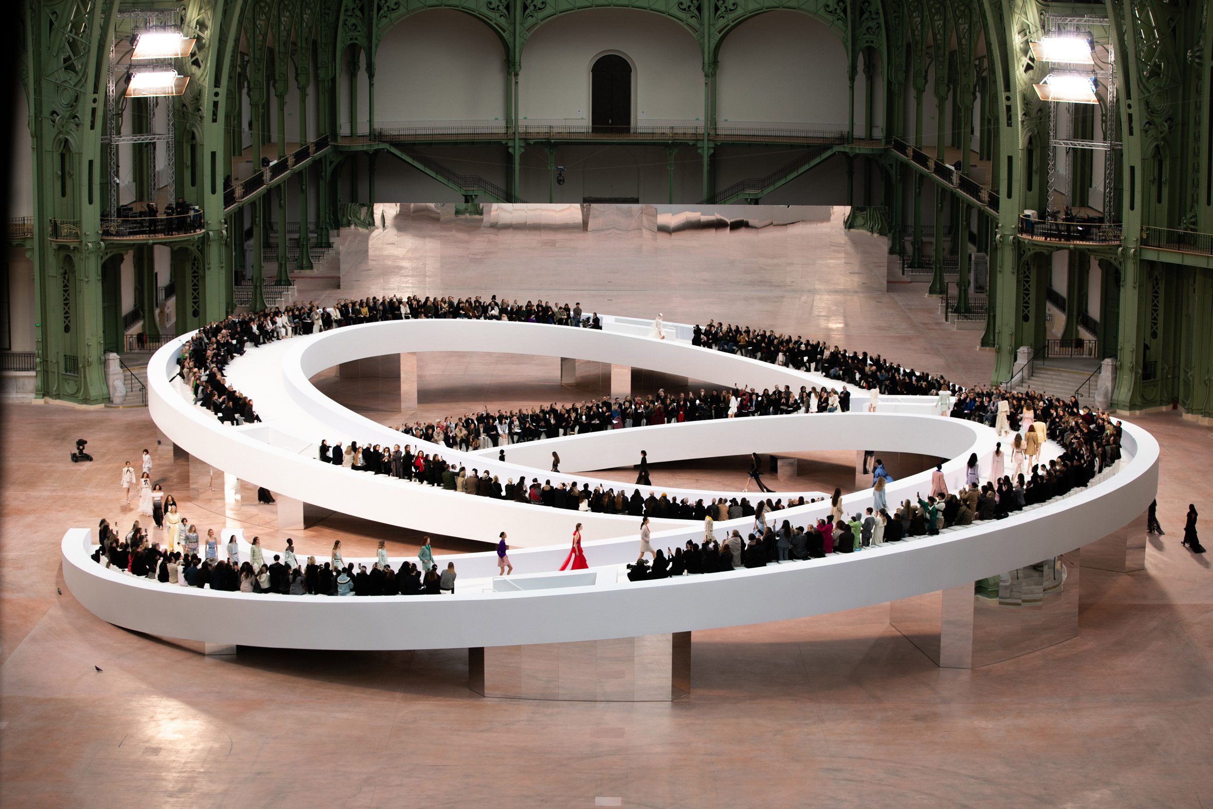 Celebrating 110 years of Chanel haute couture, the Parisian house staged its latest runway show on an enormous set of undulating ramps in the centre of the Grand Palais, created by the American designer Willo Perron 為慶祝品牌投入高級訂製服領域 110 週年,來自巴黎的時尚品牌香奈兒 (Chanel),於巴黎大皇宮 (Grand Palais) 發表 2025 春夏高級訂製服系列,並由美國設計師威洛・佩隆 (Willo Perron) 打造巨型伸展台