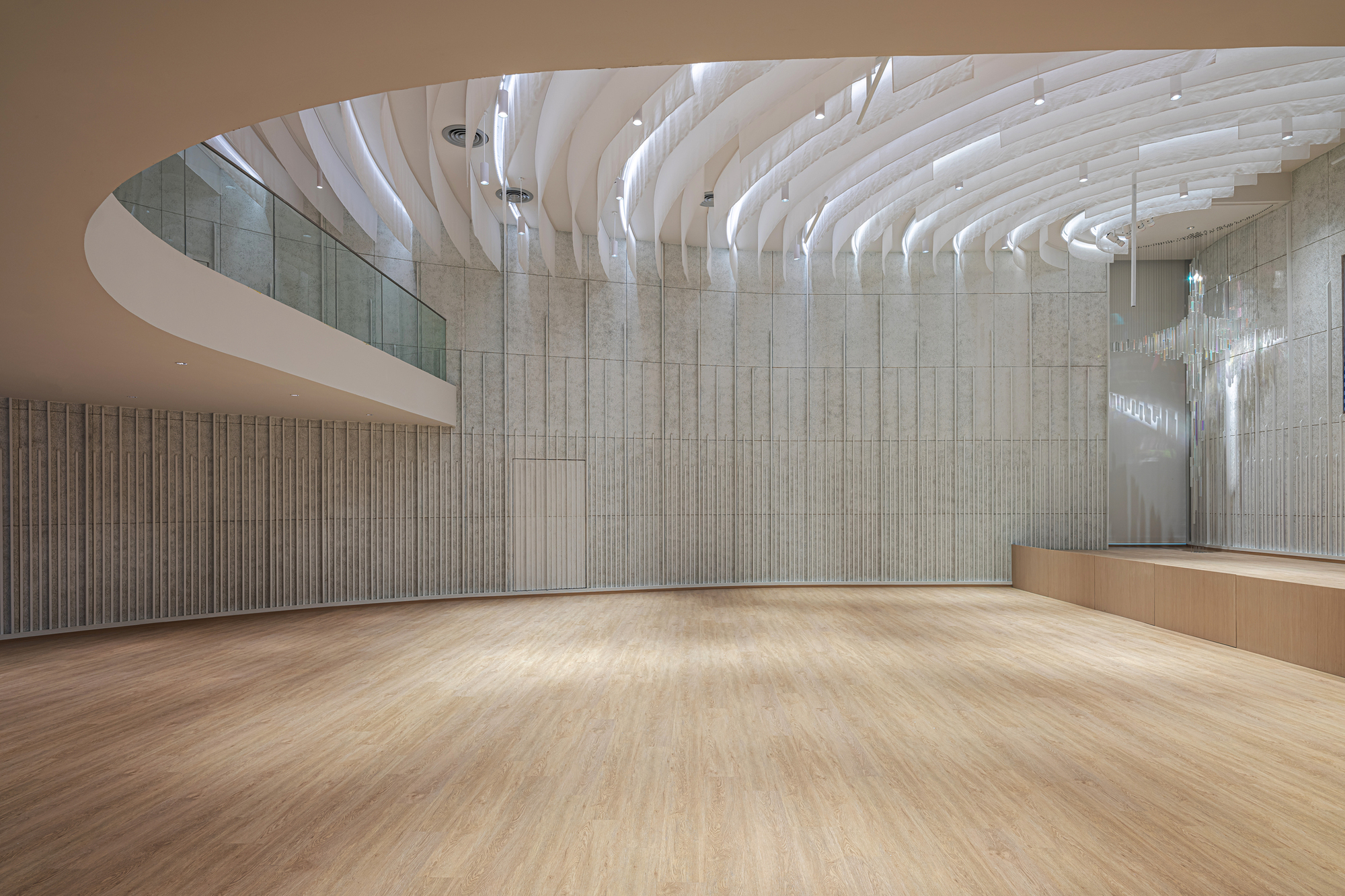 教堂內部的聚會大廳，以稻草纖維覆蓋牆面，象徵耶穌誕生時的卑微與溫暖。中央的「擁抱之十字架」(Embracing Cross) 由水晶棱鏡組成，當自然光穿透時，交織出柔和的光影效果