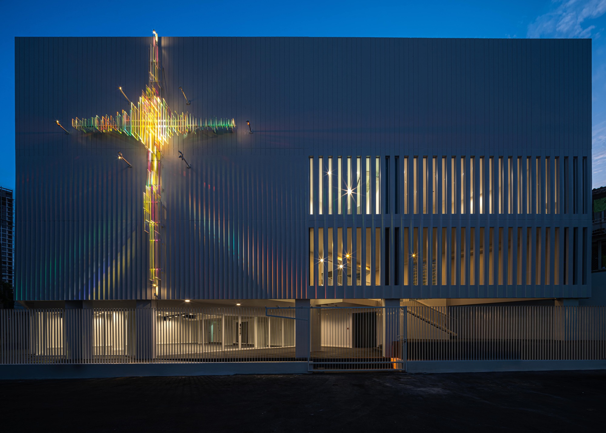 「Church of Joy」的設計以光影的變化不斷詮釋著宗教的深層意涵，將建築變成一種語言，讓光線在空間中講述信仰的故事。屋頂的布幔和燈帶設計，猶如波浪般流動，象徵耶穌教義的廣傳，將神聖之光灑滿整個教堂