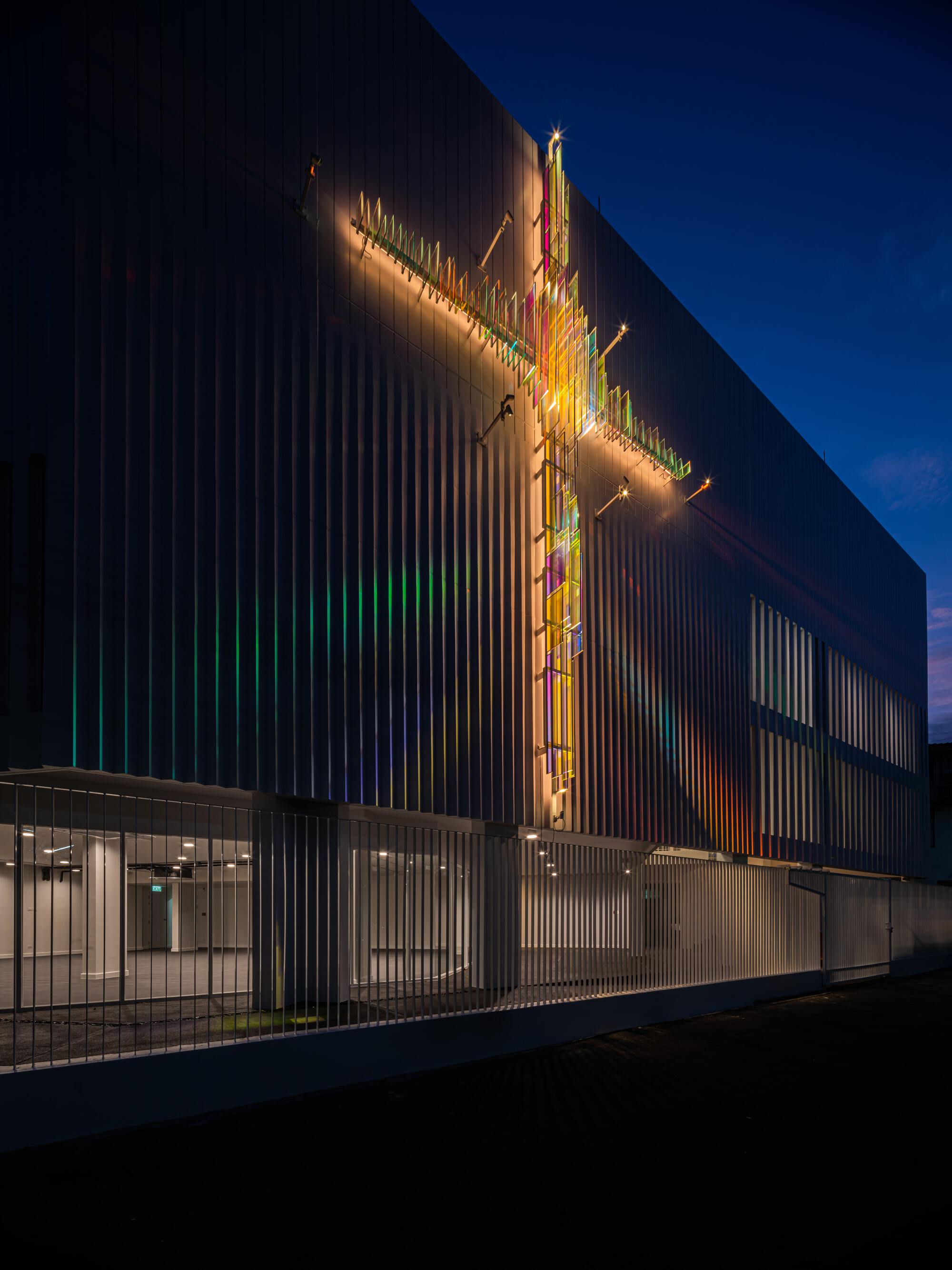 當夜幕降臨，教堂化身為社區的明燈。特製的燈光系統讓「聖約十字架」(Covenant Cross) 如同燈籠般發光，詮釋《馬太福音》(Matthew) 5:14-15 的經文