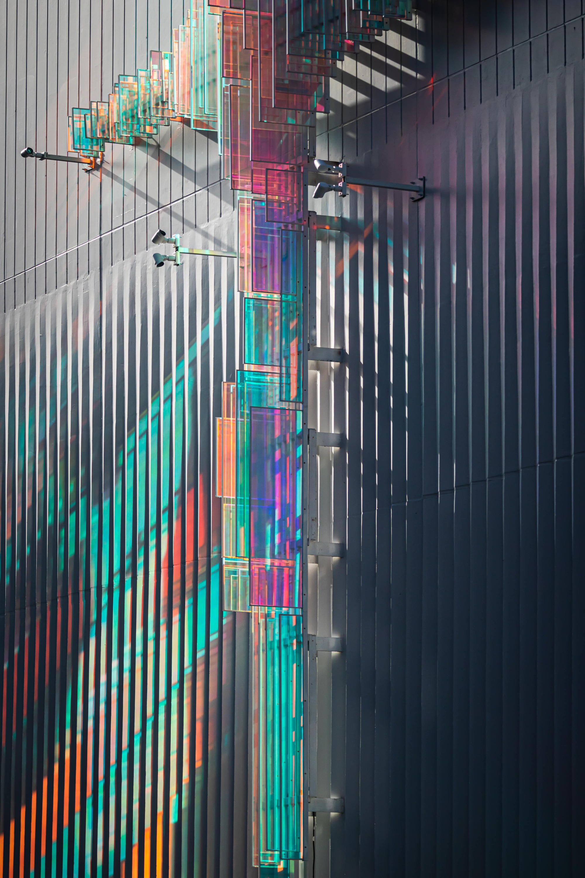 在陽光的照射下，摺紋立面投射出細膩的光影變化，成為教堂內外靈性交流的重要媒介