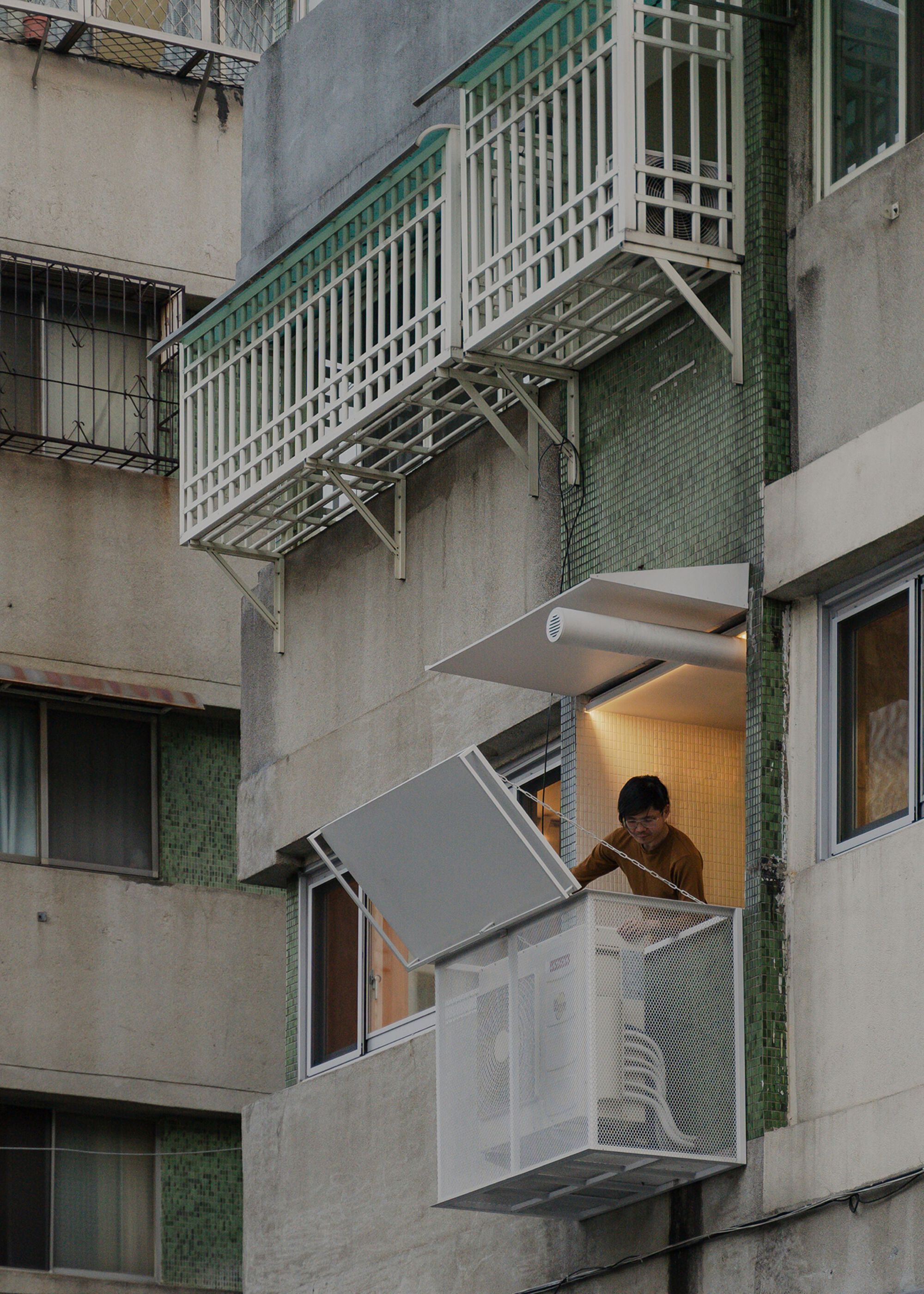 台中陳宅 室內設計 陳敬儒 有序生活製作所 設計團隊還為冷氣室外機設計了專屬的框架，同時兼具收納功能