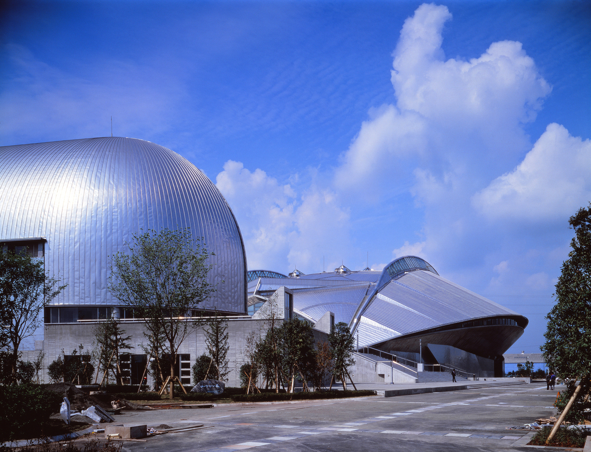 藤澤市體育館（藤沢市秋葉台文化体育館、Fujisawa Municipal Gymnasium）建於1984年╱槙文彥Fumihiko Maki