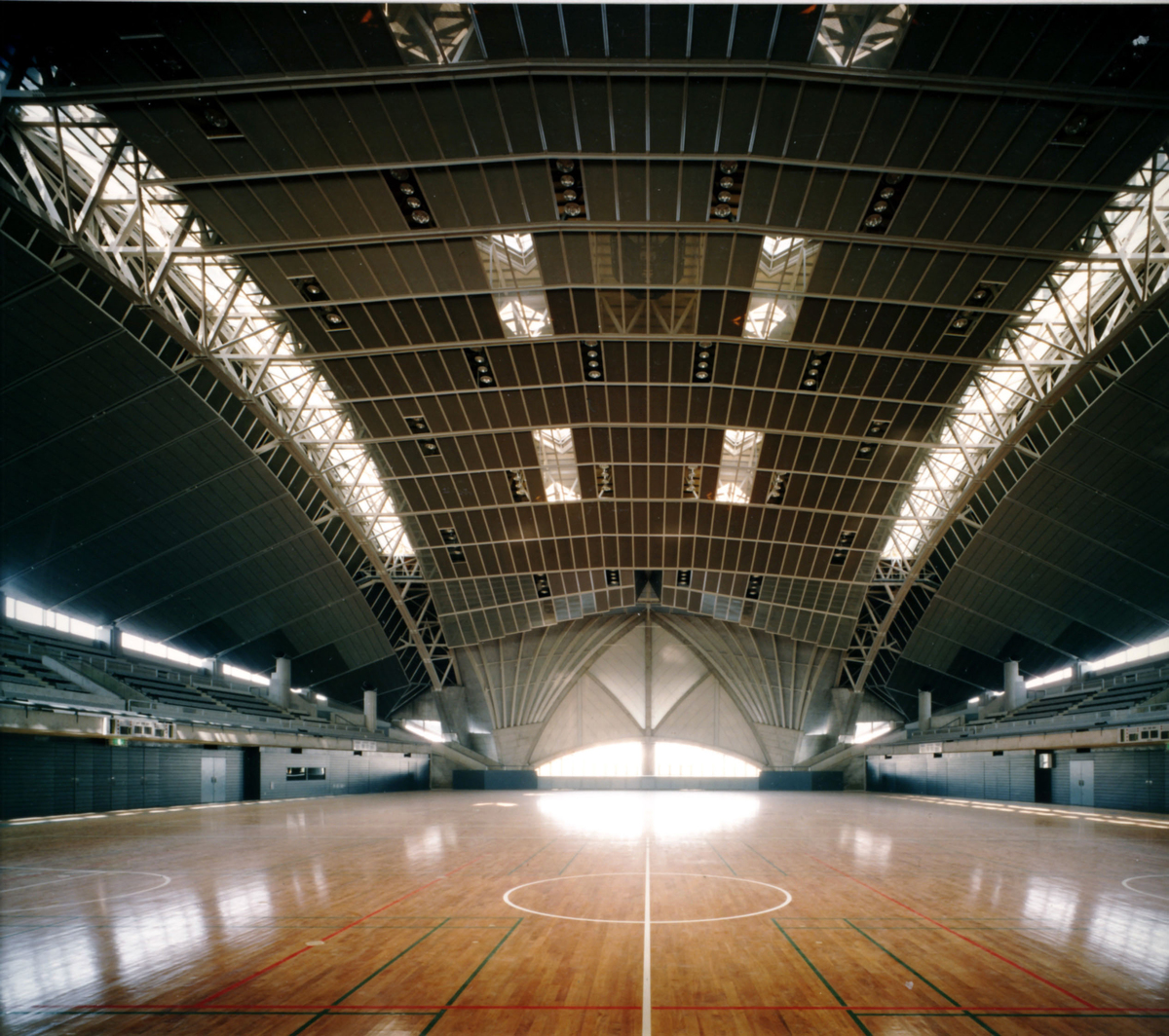 藤澤市體育館（藤沢市秋葉台文化体育館、Fujisawa Municipal Gymnasium）建於1984年╱槙文彥Fumihiko Maki 大跨度的屋頂拱頂擁有80公尺的無支撐跨距，結構由網狀的鋼製H型鋼梁 組成，支撐著厚度0.4毫米的不銹鋼外殼。在這座大型競技場的室內形塑出一個開闊的室內空間