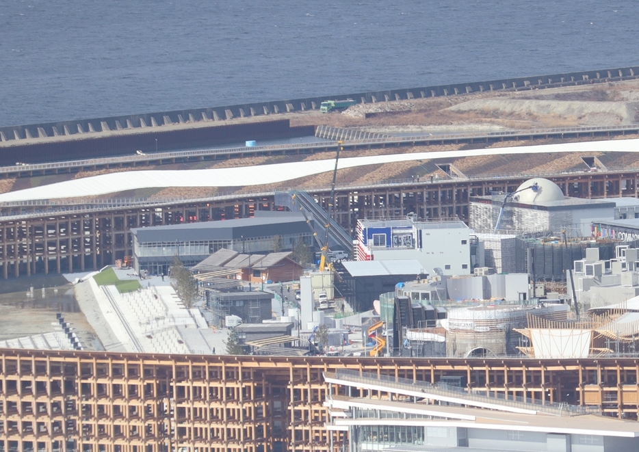 ［写真］写真中央部に見えるのは、リングの屋上と地上を結ぶエスカレーター