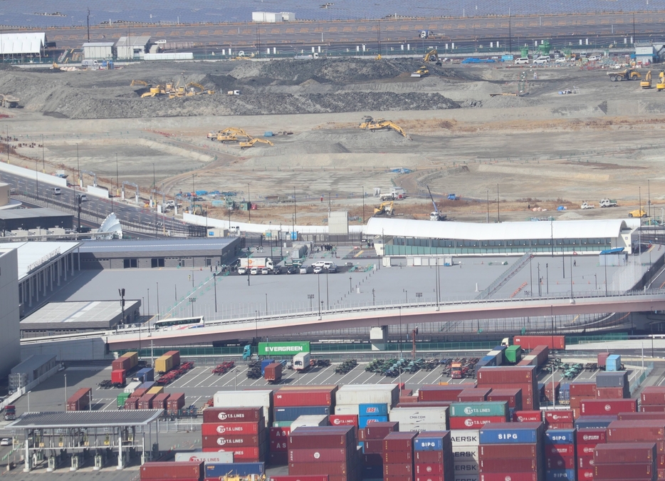 ［写真］2025年1月19日に開業した大阪メトロ夢洲駅（右）と、万博の玄関口となる東ゲート（左）