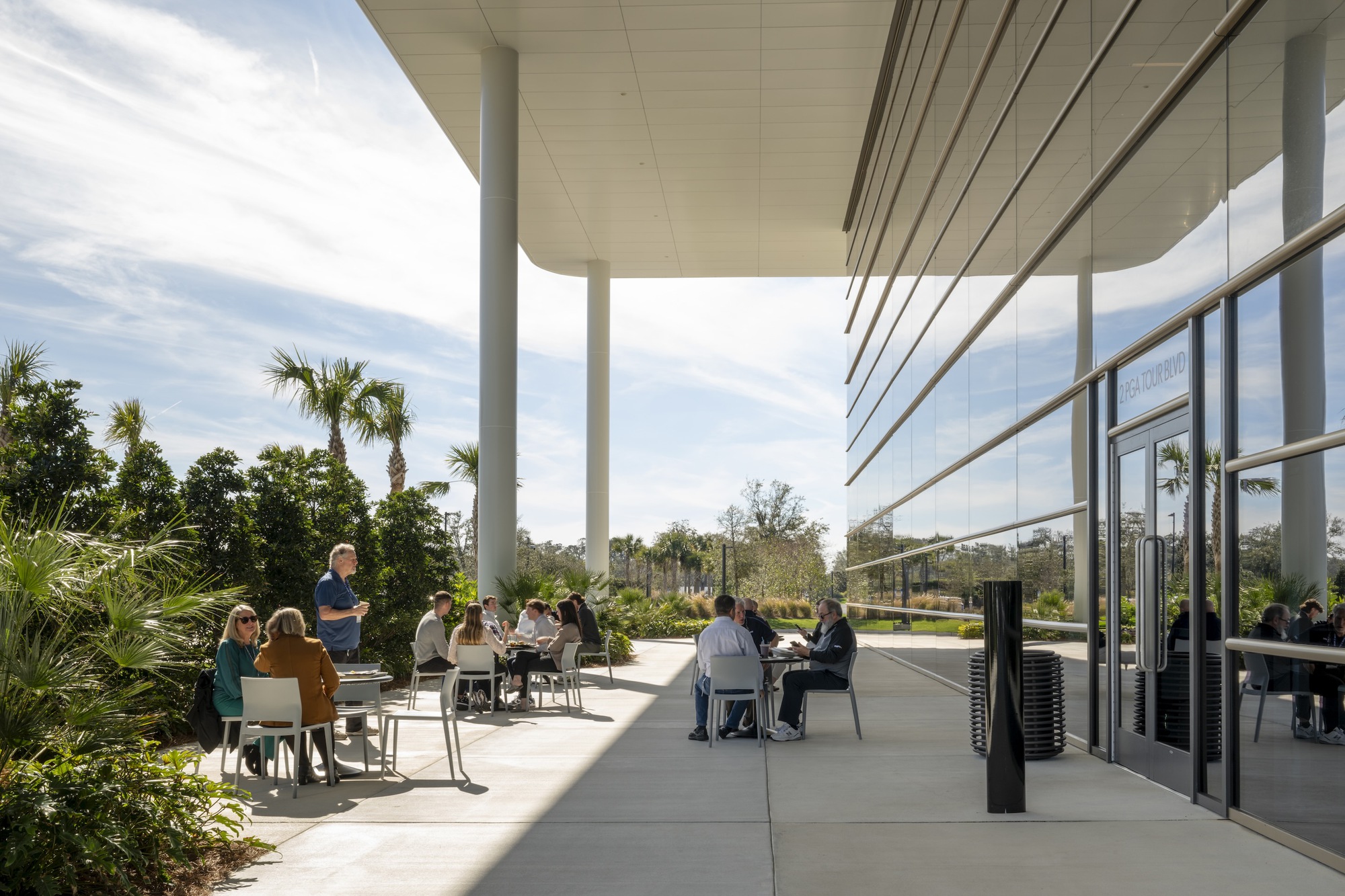 在建材的選擇上,PGA TOUR Studios 的設計,超越了 LEED 綠建築認證的要求。設計團隊選擇了具有健全環境影響報告和人類健康影響報告的產品,確保了建築的長期永續性,以及使用者的安全