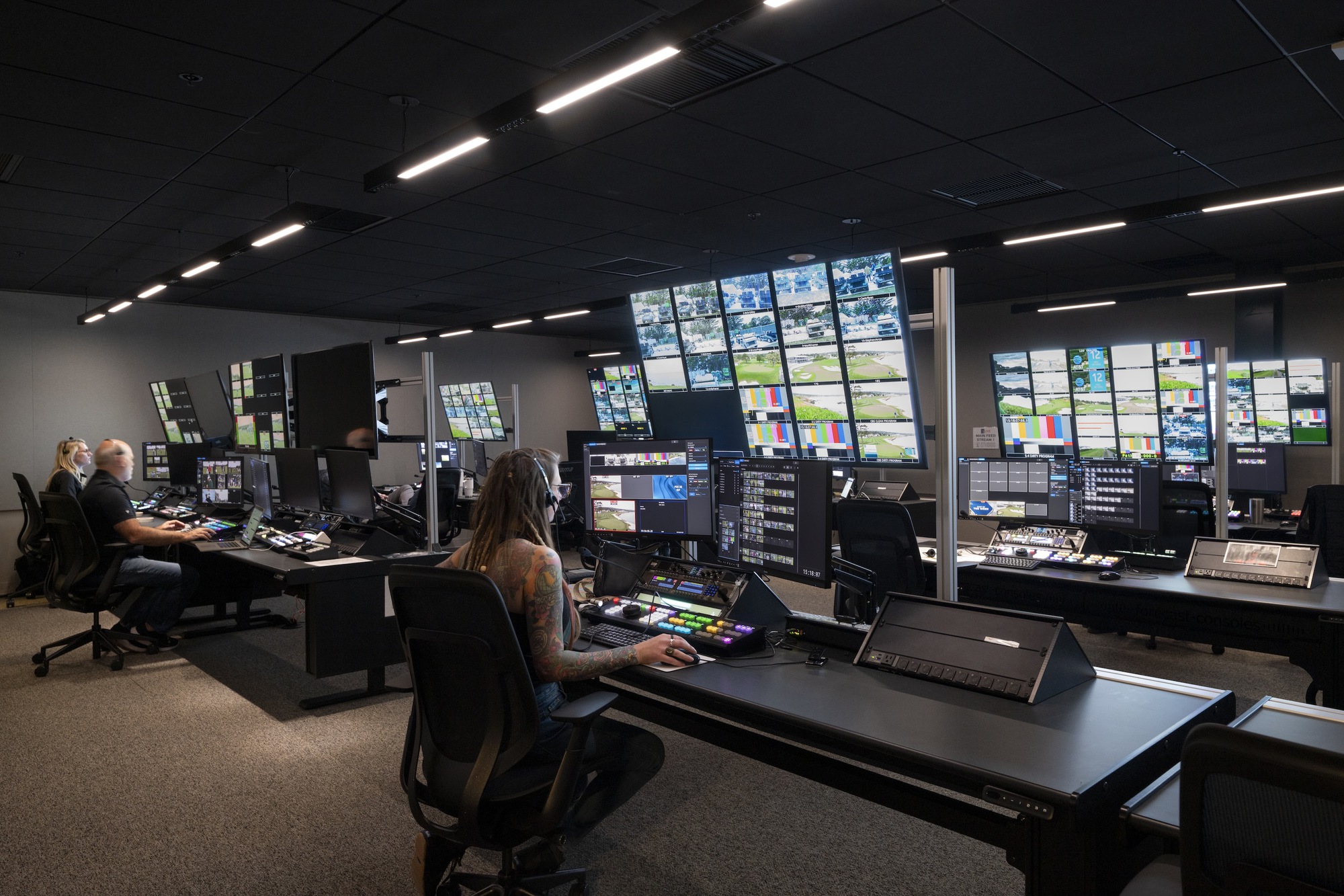 錄音室和音控室，都採用了與格式無關的硬體和軟體，以符合目前和未來的需求。錄音室和音控室，都設計得非常靈活，可以用於任何節目