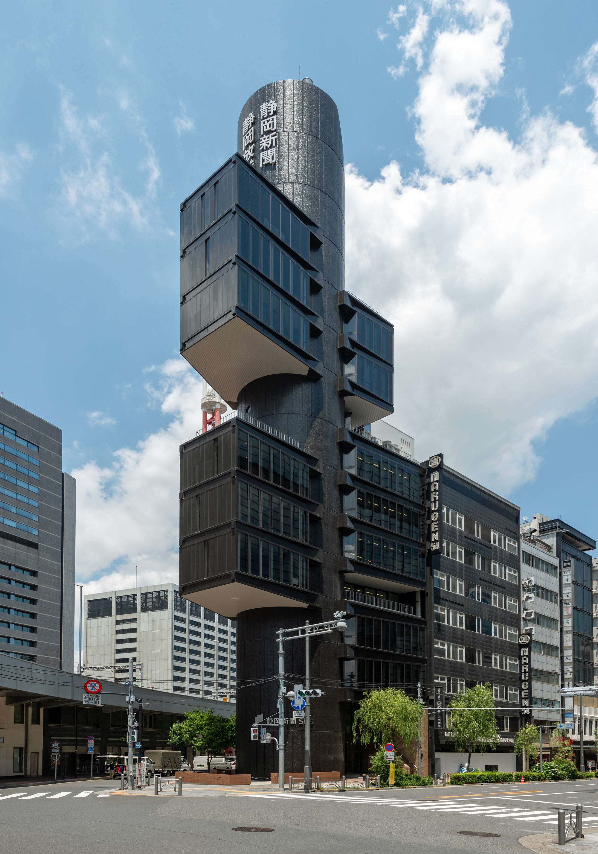 為了延長建築的使用壽命,近期由大成建設進行了全面的整修工程,旨在提升其耐震性能和功能性,同時保留原有的設計特色