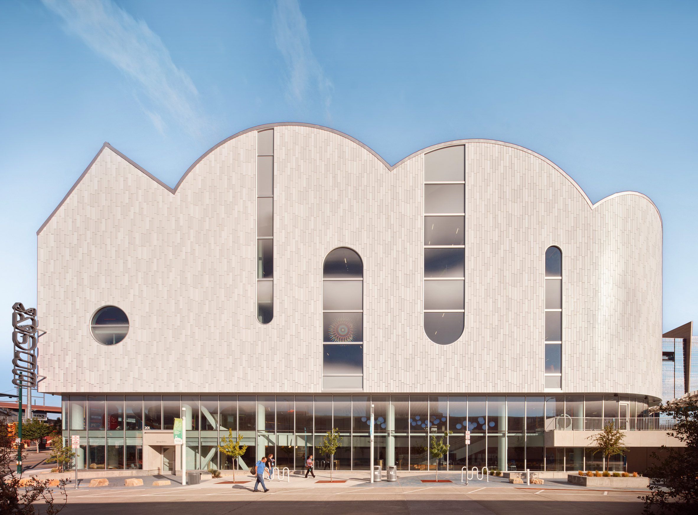 La Nube 兒童中心外觀以雲朵為靈感，但並非直接複製雲朵的形狀，而是透過建築語彙，來傳達雲朵的輕盈、流動與多變。建築團隊使用了玻璃帷幕牆作為基座，Molinar 將其比喻為薄霧。外牆則採用三種不同形式的鋁板，屋頂則採用直縫式金屬拱形屋頂