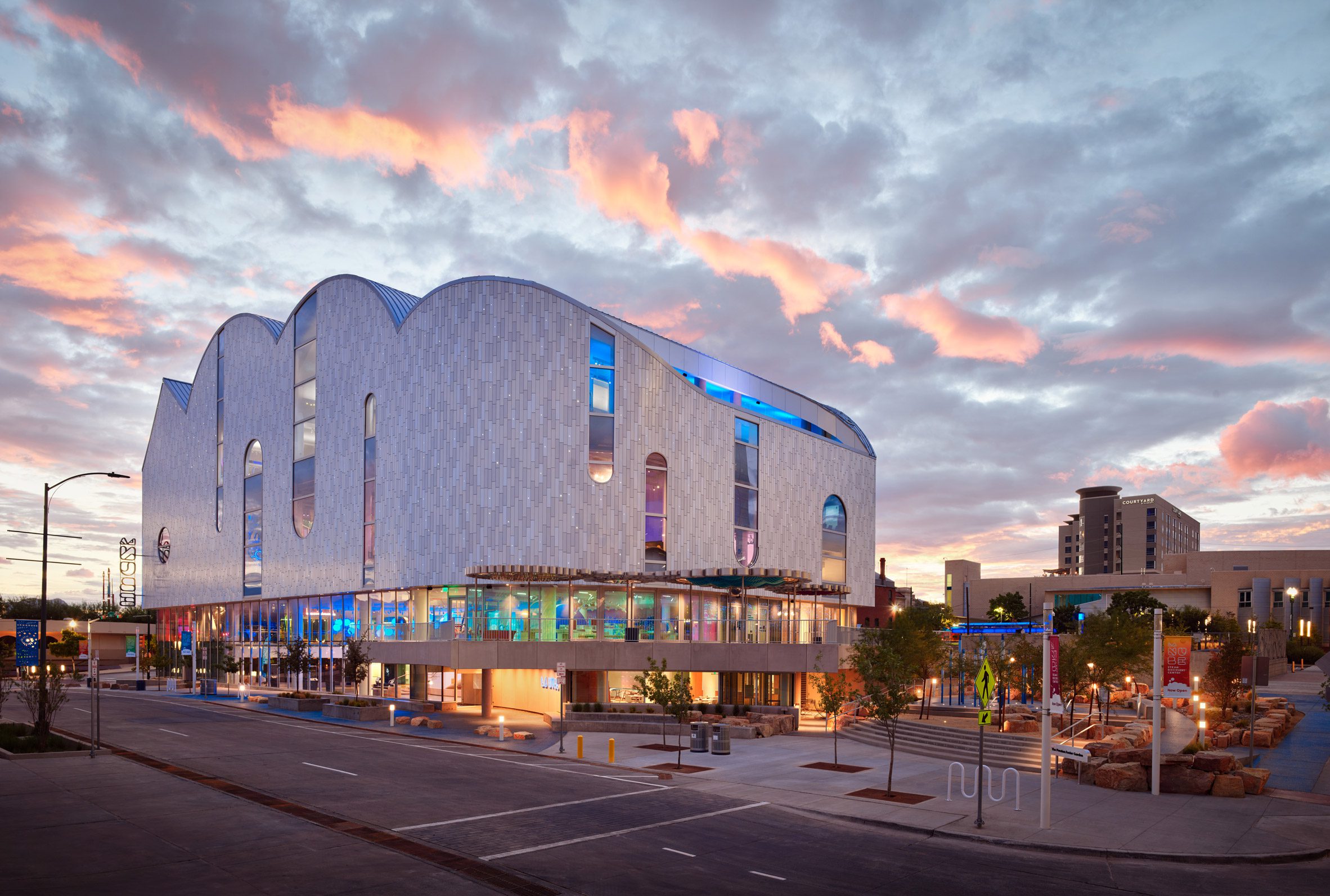 La Nube 兒童中心外觀以雲朵為靈感，但並非直接複製雲朵的形狀，而是透過建築語彙，來傳達雲朵的輕盈、流動與多變