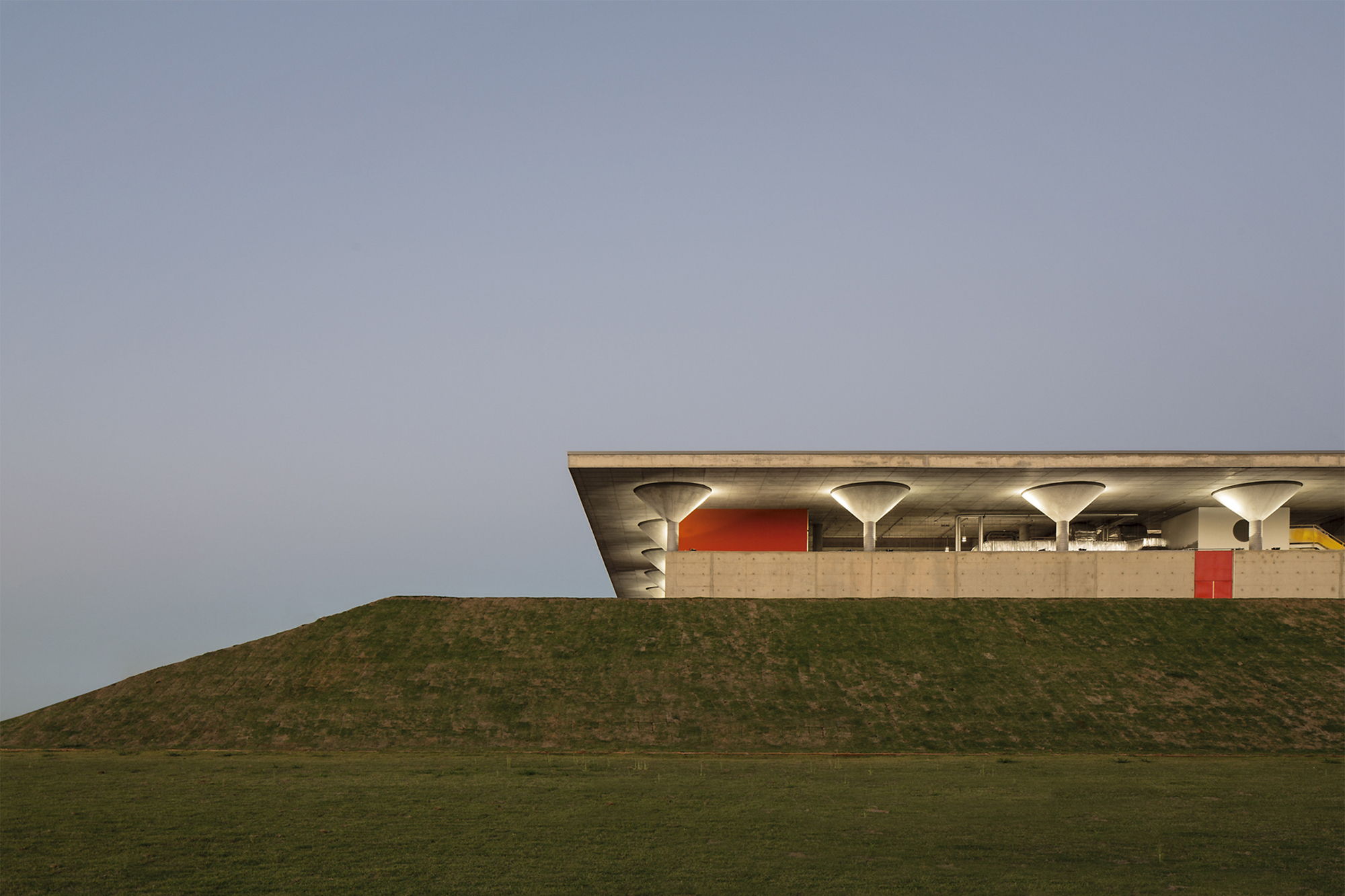 巴西坎皮納斯銀行數據中心（Santander Datacenter） LoebCapote Arquitetura e Urbanismo
