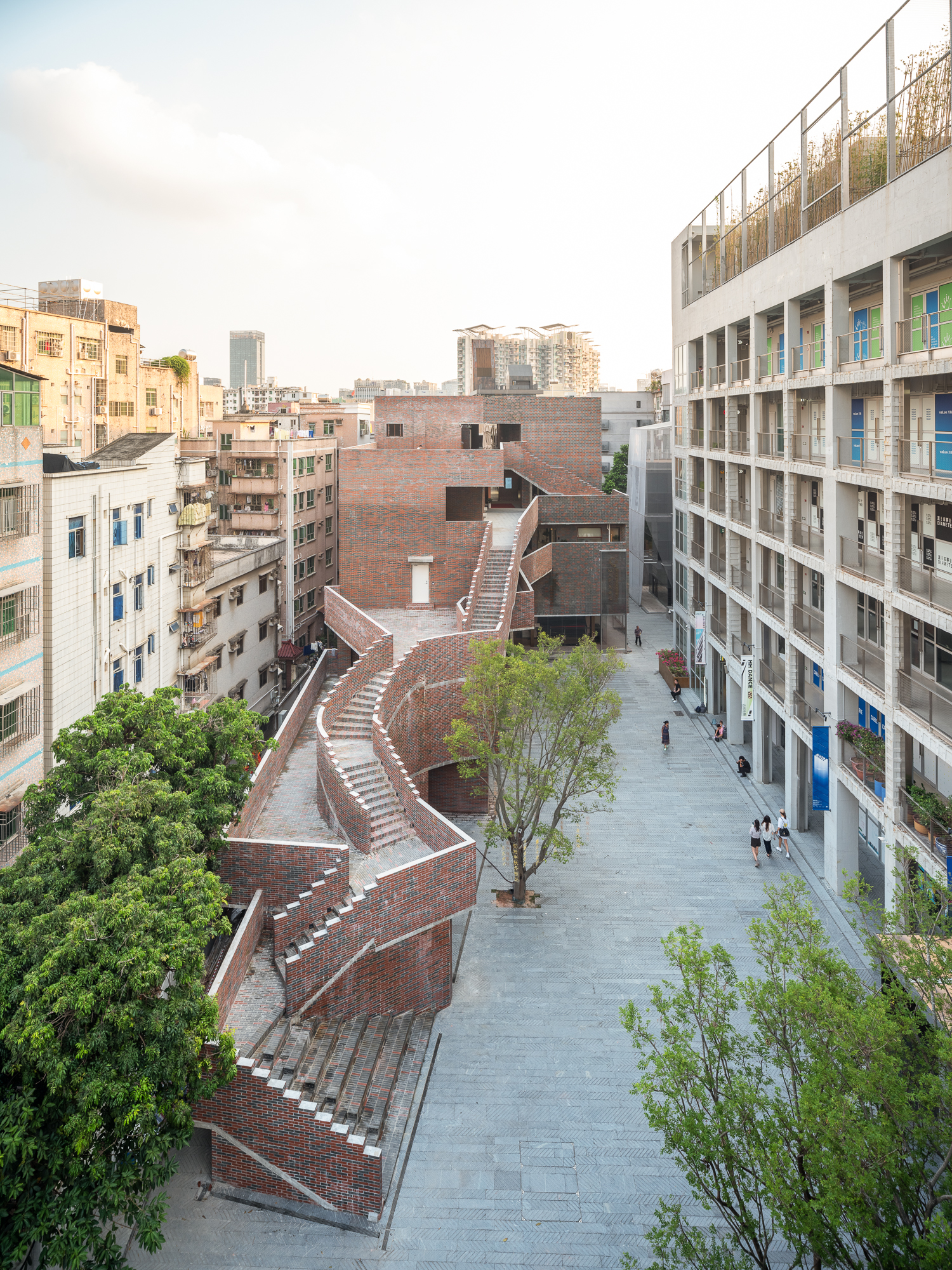 設計者參考城中村(cheng-zhong-cun)建築尺度,將南頭城社區中心拆分為四個量體,每個依機能與動線需求產生形態變化,形成多變的混合建築群。這種策略呼應南頭古城紋理,並為空間注入活力