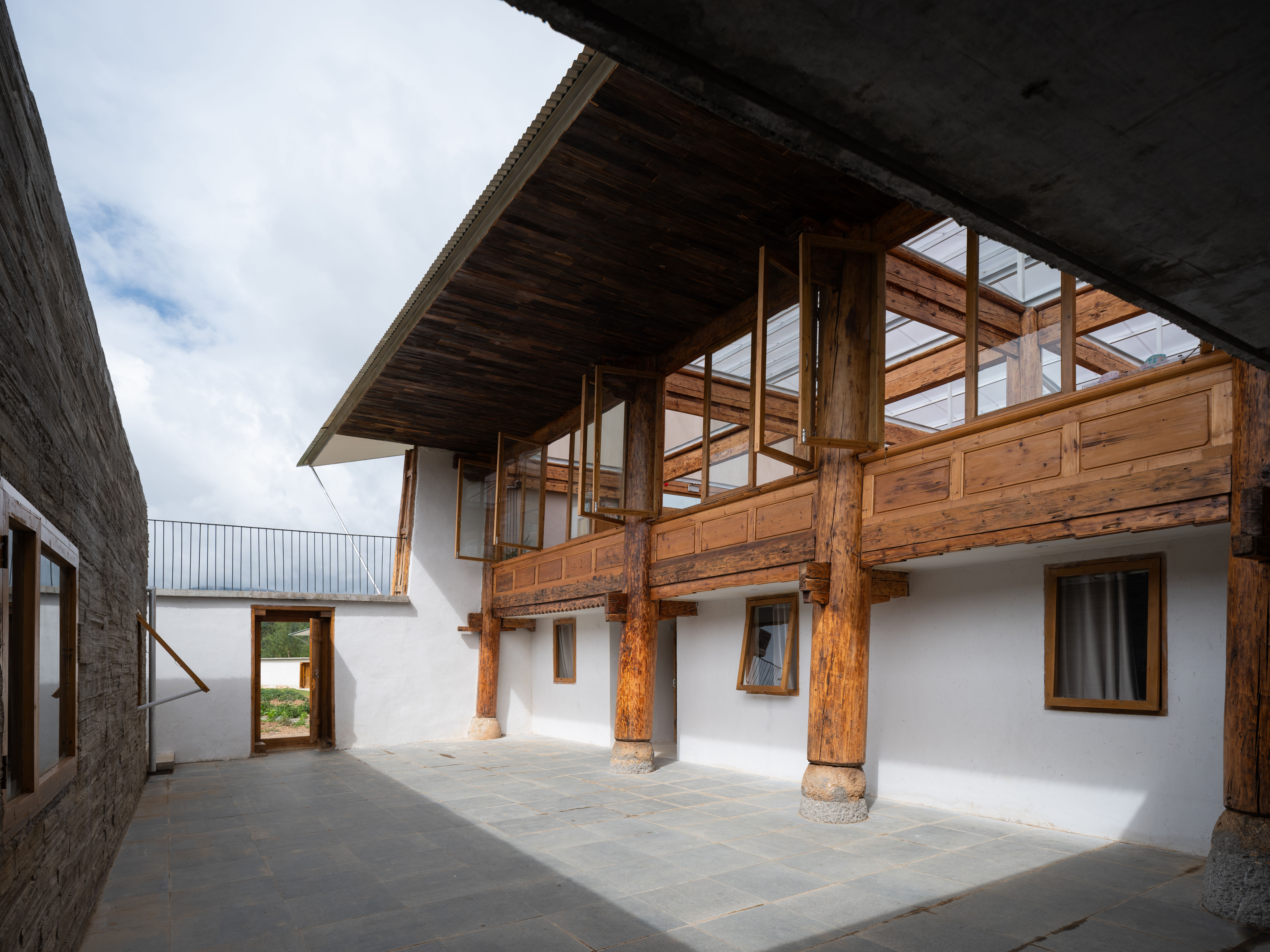 趙揚建築工作室 中國雲南省迪慶藏族自治區小中甸鎮吳公村 香格里拉先鋒書店 文創品店建築外觀 攝影:王策