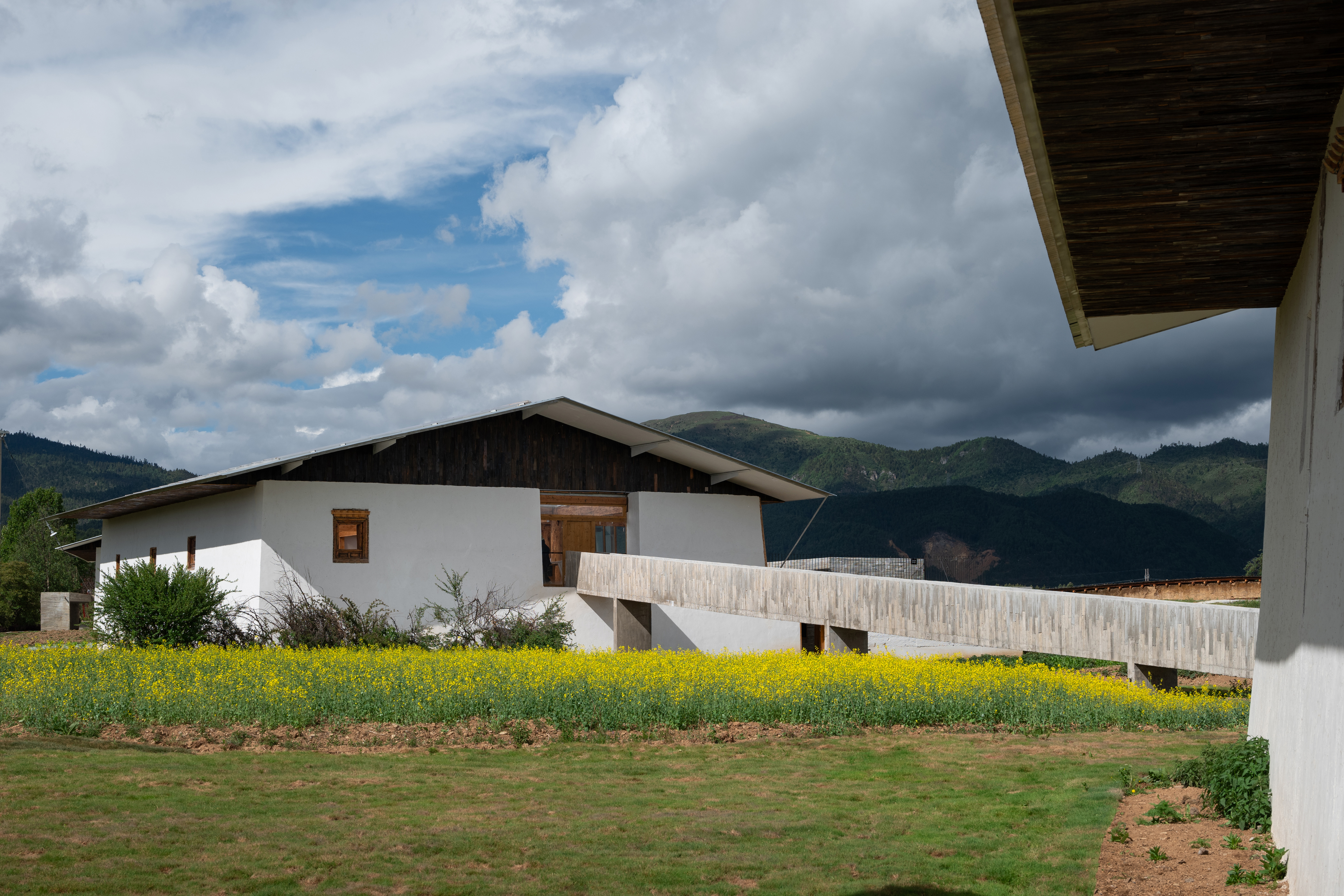 趙揚建築工作室 中國雲南省迪慶藏族自治區小中甸鎮吳公村 香格里拉先鋒書店 改造後的建築外觀 攝影:王策