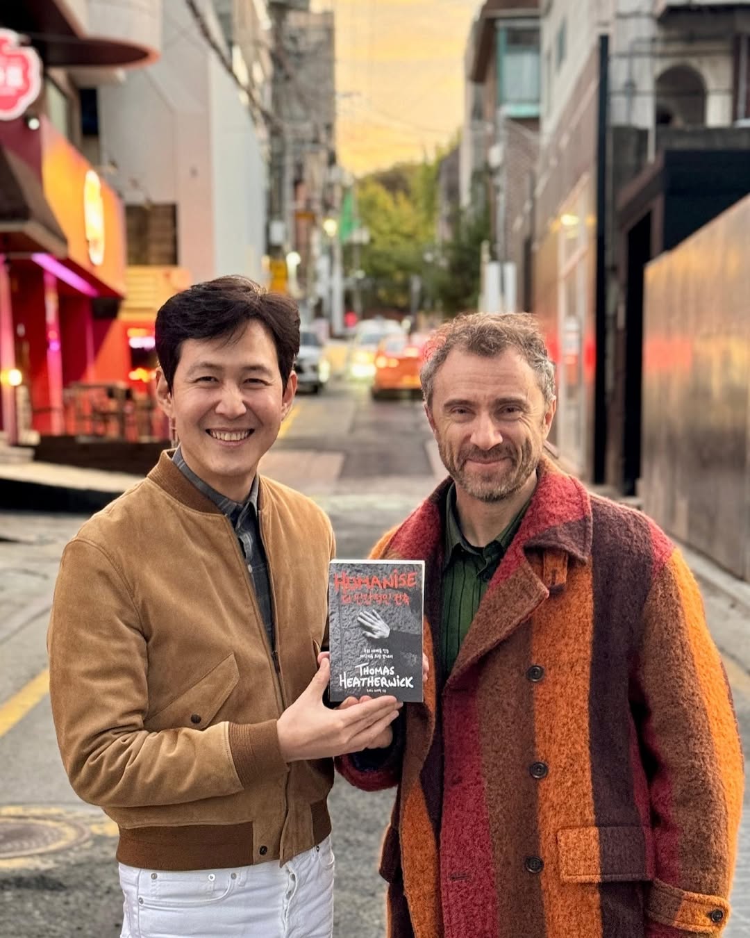 李政宰演員與海澤維克的合影(圖/HUMANISE CAMPAIGN IG @humaniseorg)