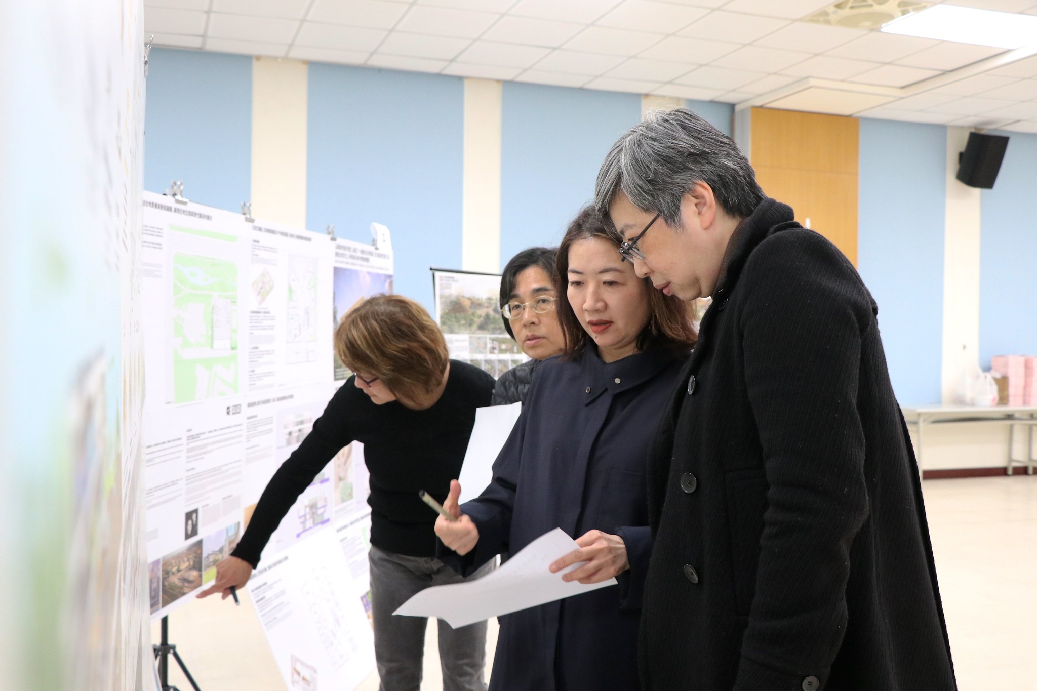 林家如與戴嘉惠兩位委員討論競圖入選作品