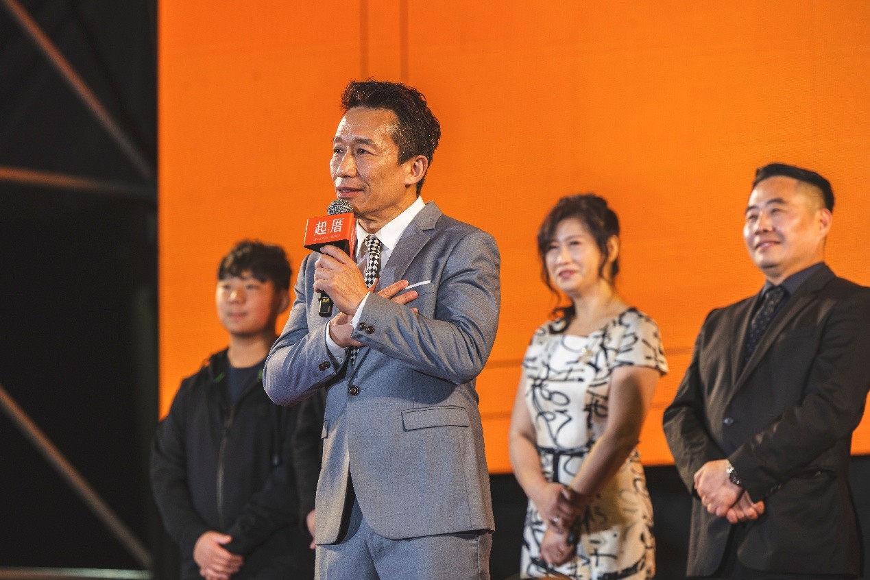 圖說十五 主持人郭子乾現場模仿秀，讓桂田朱家家宴氣氛熱鬧、笑聲不斷。