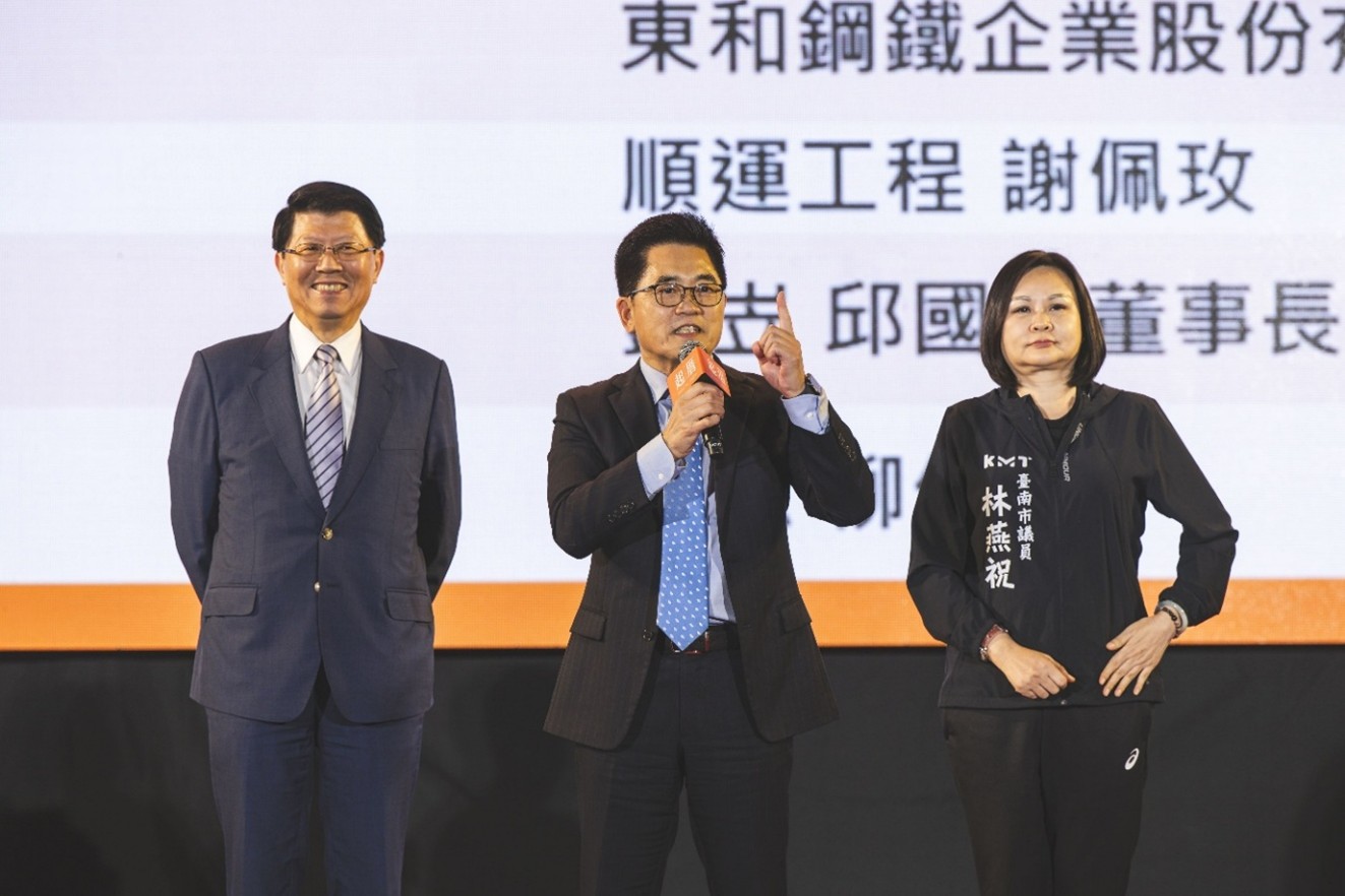
圖說八 《起厝》電影首映會，國民黨祕書長黃健庭表示，桂田集團在朱仁宗董事長帶領下，孝道成為桂田精神，可說父母的成功哲學，無比珍貴。左起立法委員謝龍介、黃健庭、議員林燕祝。